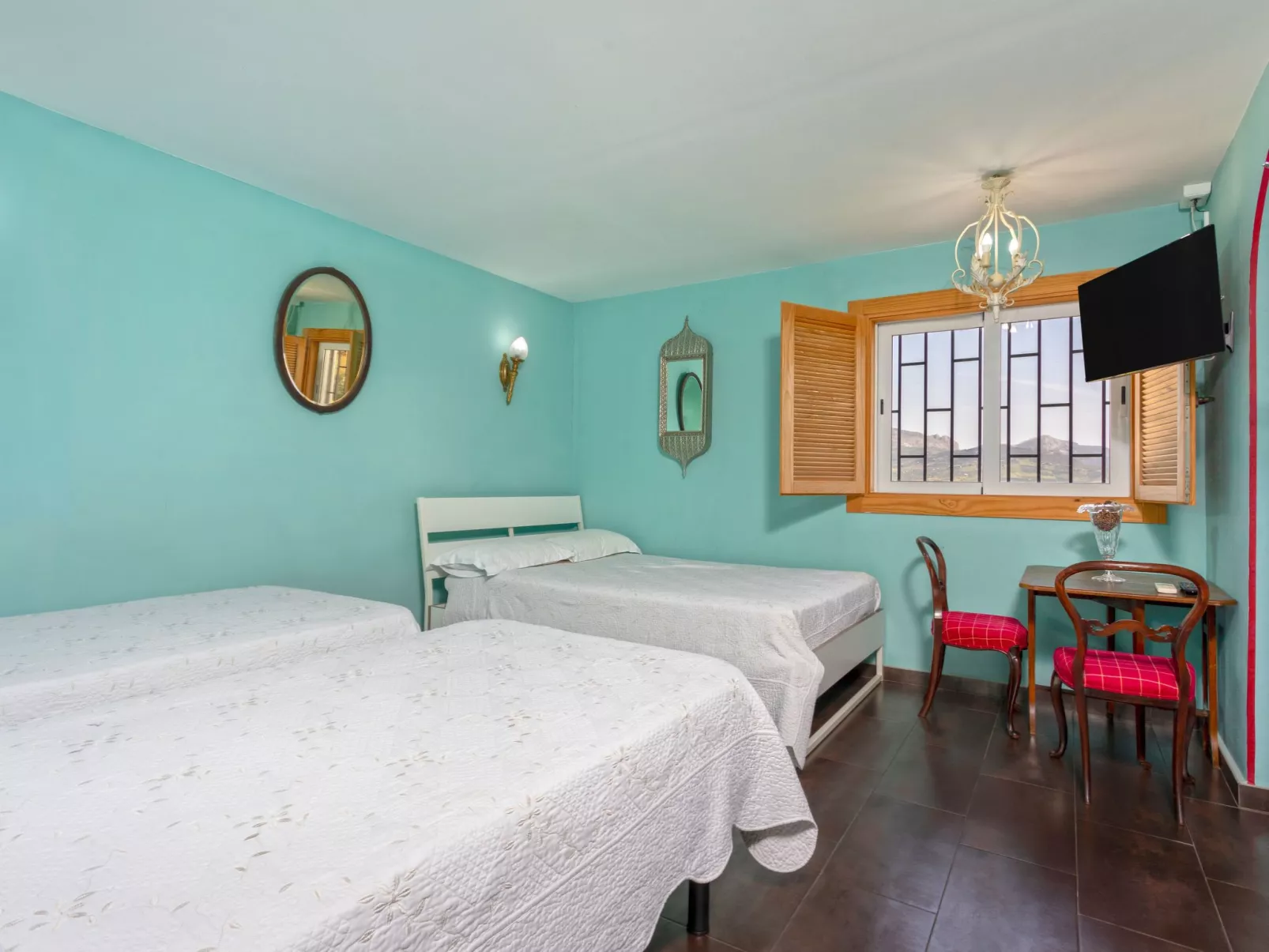 Spa-Spielzimmer mit Außen-Whirlpool und Schwimmbad-Binnen