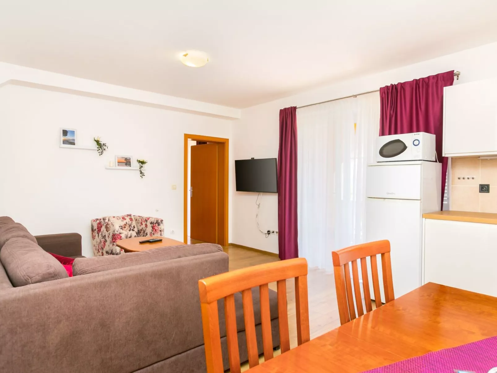 Angenehme Wohnung mit Terrasse und Barbecue-Binnen