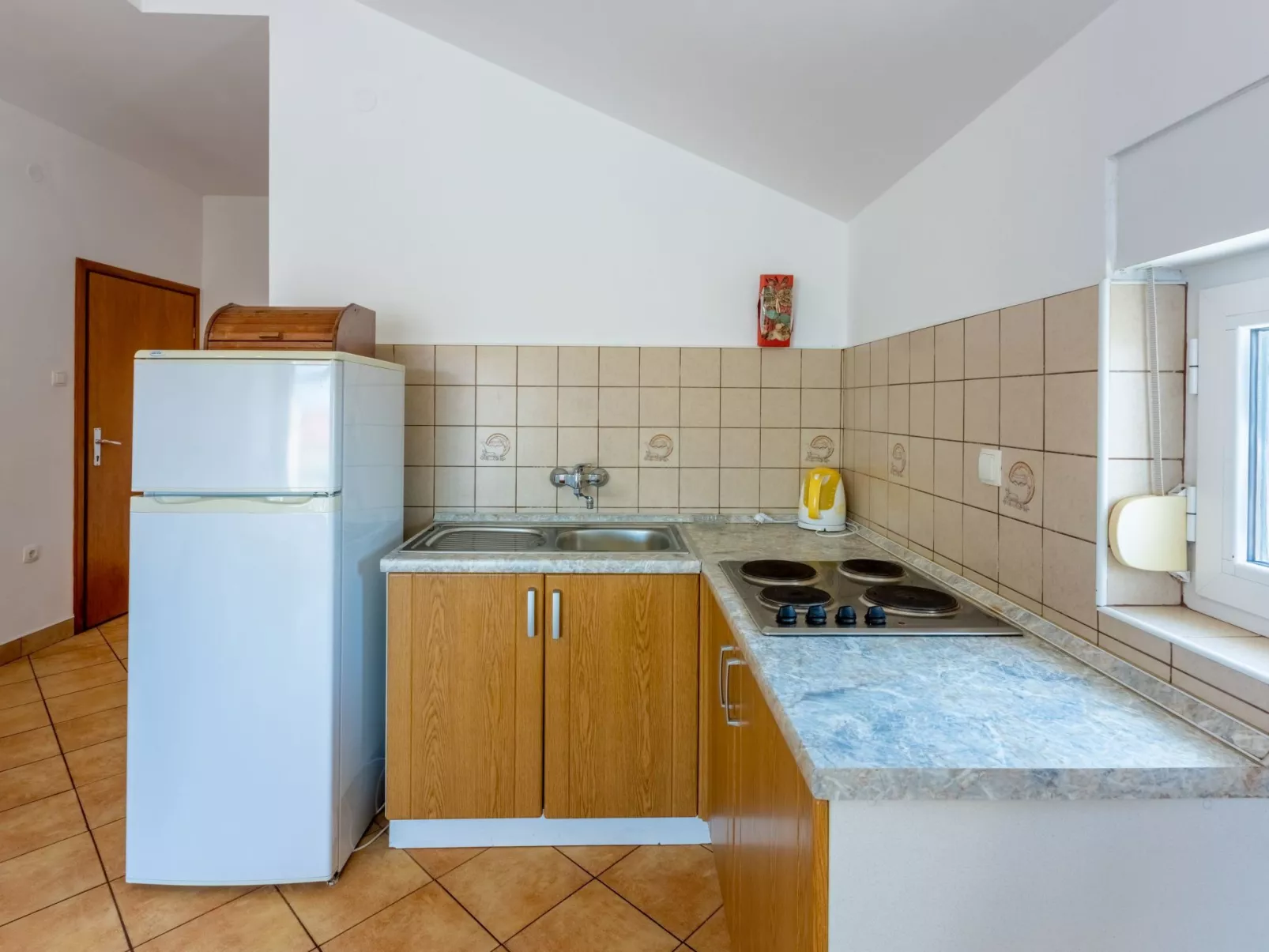 Studio-Apartment mit Balkon und Meerblick-Image-tags.info