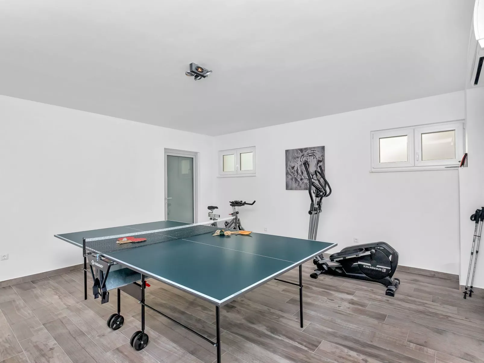 Villa mit beheiztem Pool und fünf Schlafzimmer-Binnen