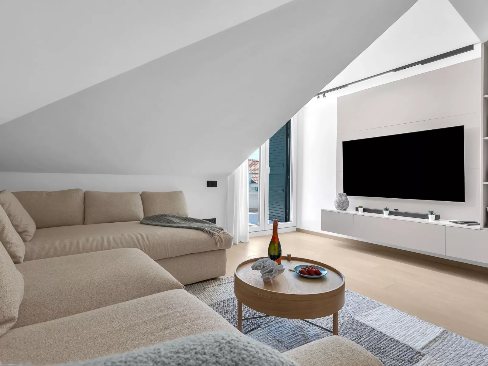 Penthouse Nikolina-50m to beach-Binnen