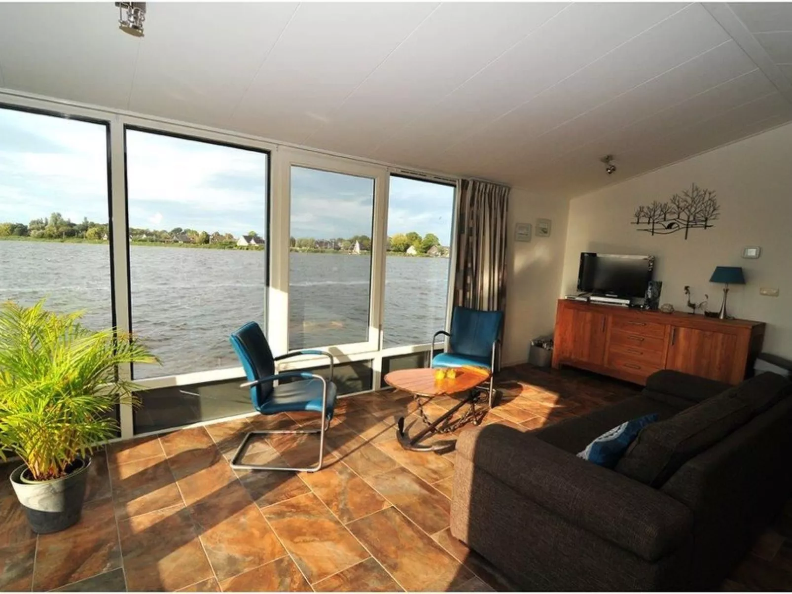 Boot "De Frijheit" mit Blick auf das Wasser-Binnen