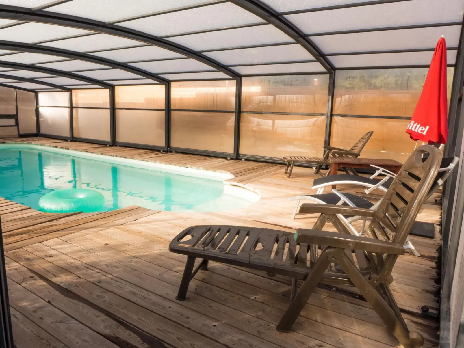 Komfortables Ferienhaus mit Privatpool-Buiten