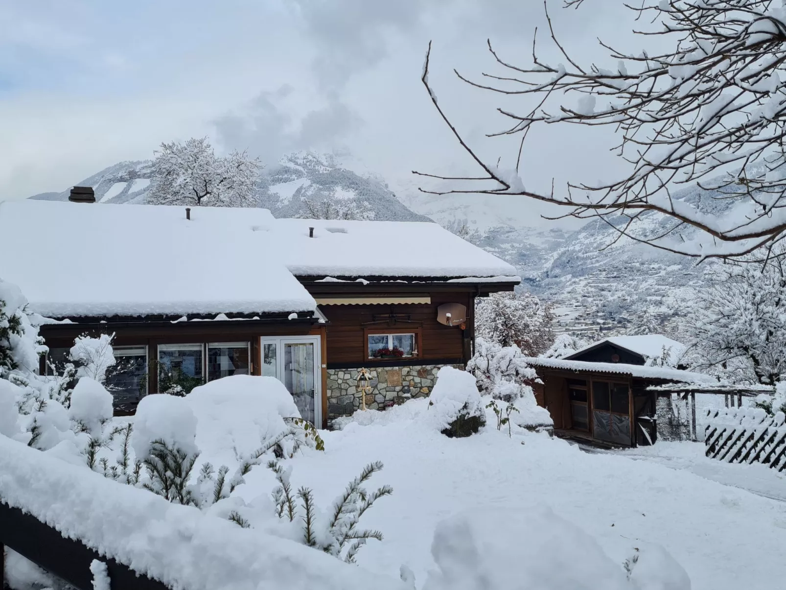 Chalet Haus (bei Einfahrt grosser Nussbaum )-Image-tags.info