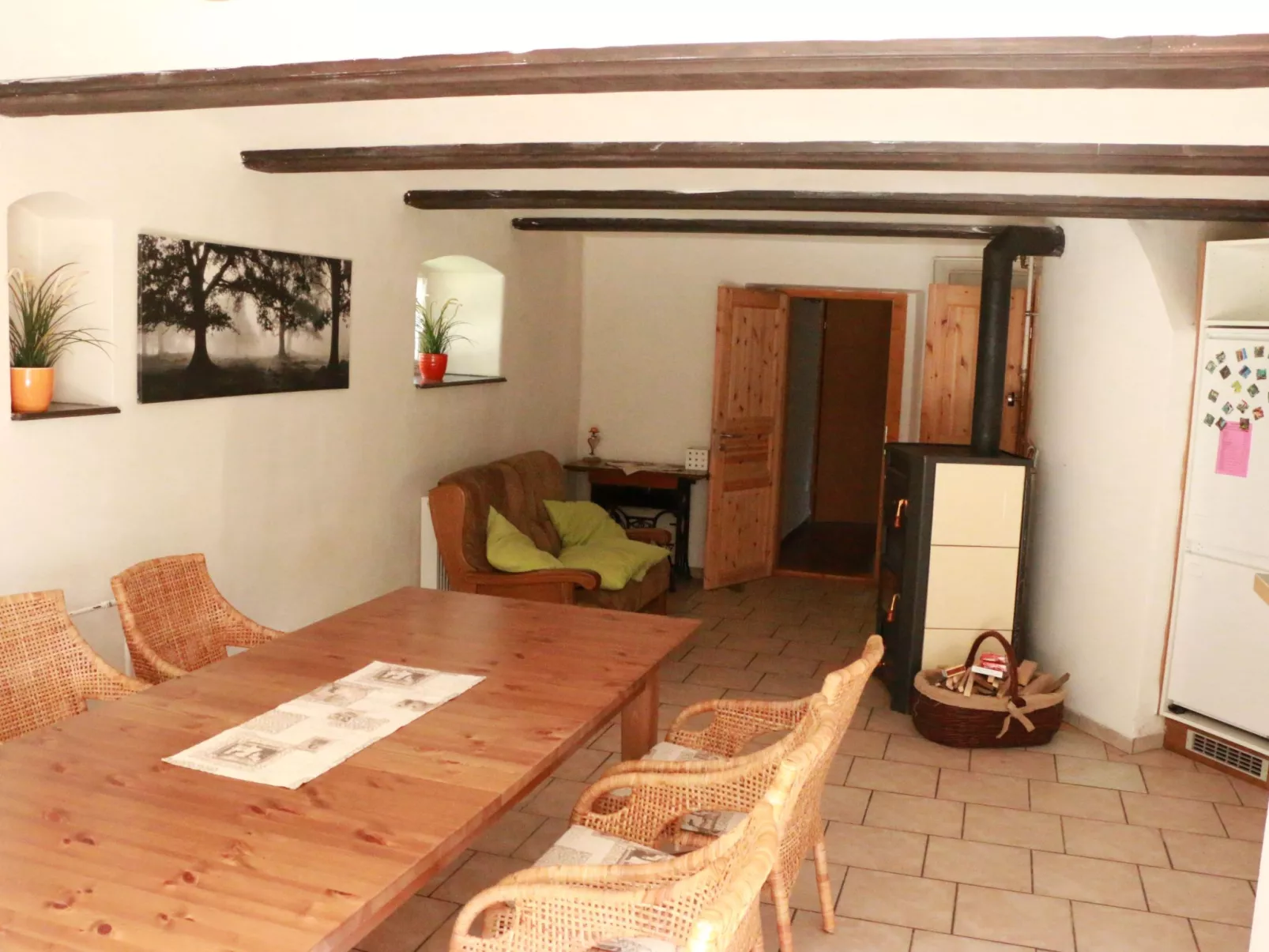 Traditionelles Haus, umgeben von Wäldern in Ralsko-Binnen