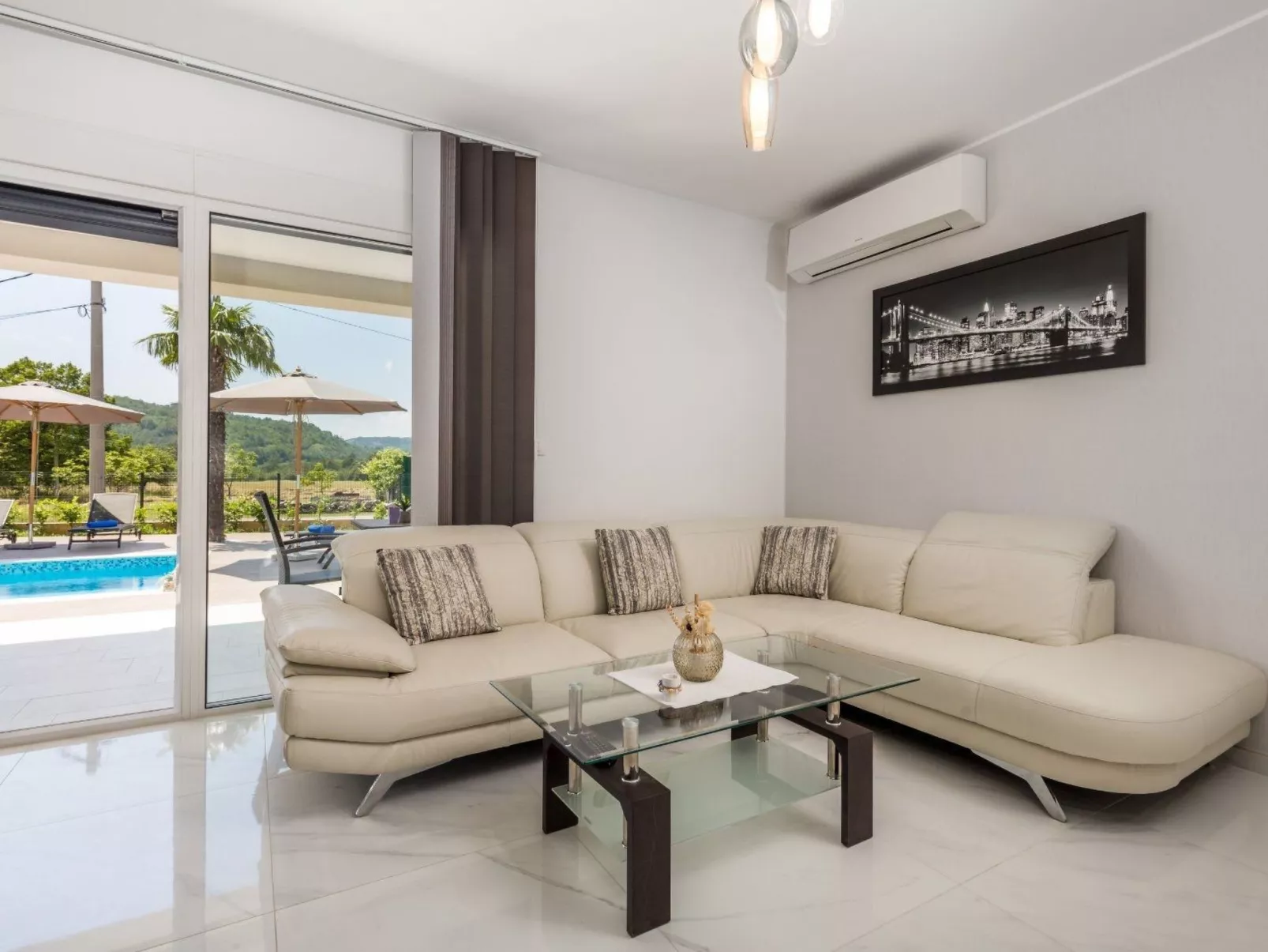 Schönes Haus für 8 Personen mit großem Schwimmbad-Binnen