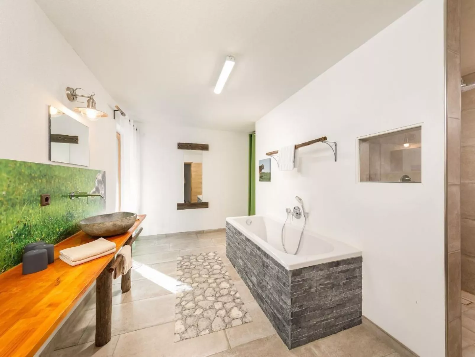 Chalet mit Blick auf das Wasser-Image-tags.info