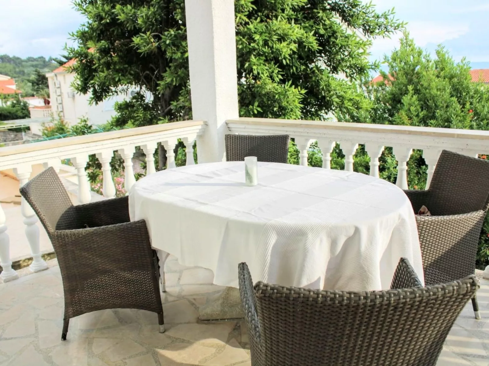 Weiße Idylle auf dem blauen Meer-Buiten