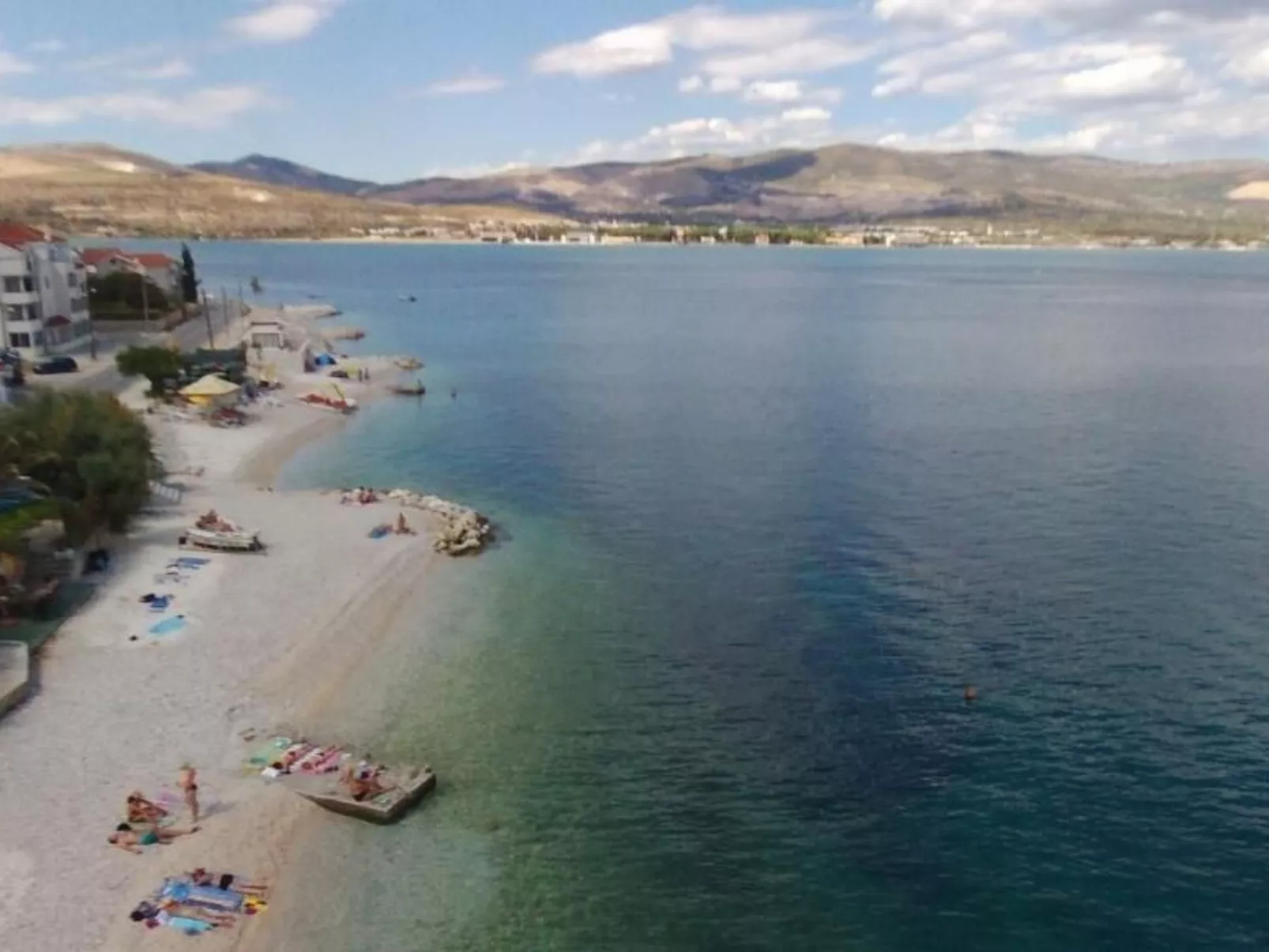 Geräumige Ferienwohnung mit Meerblick-Buiten