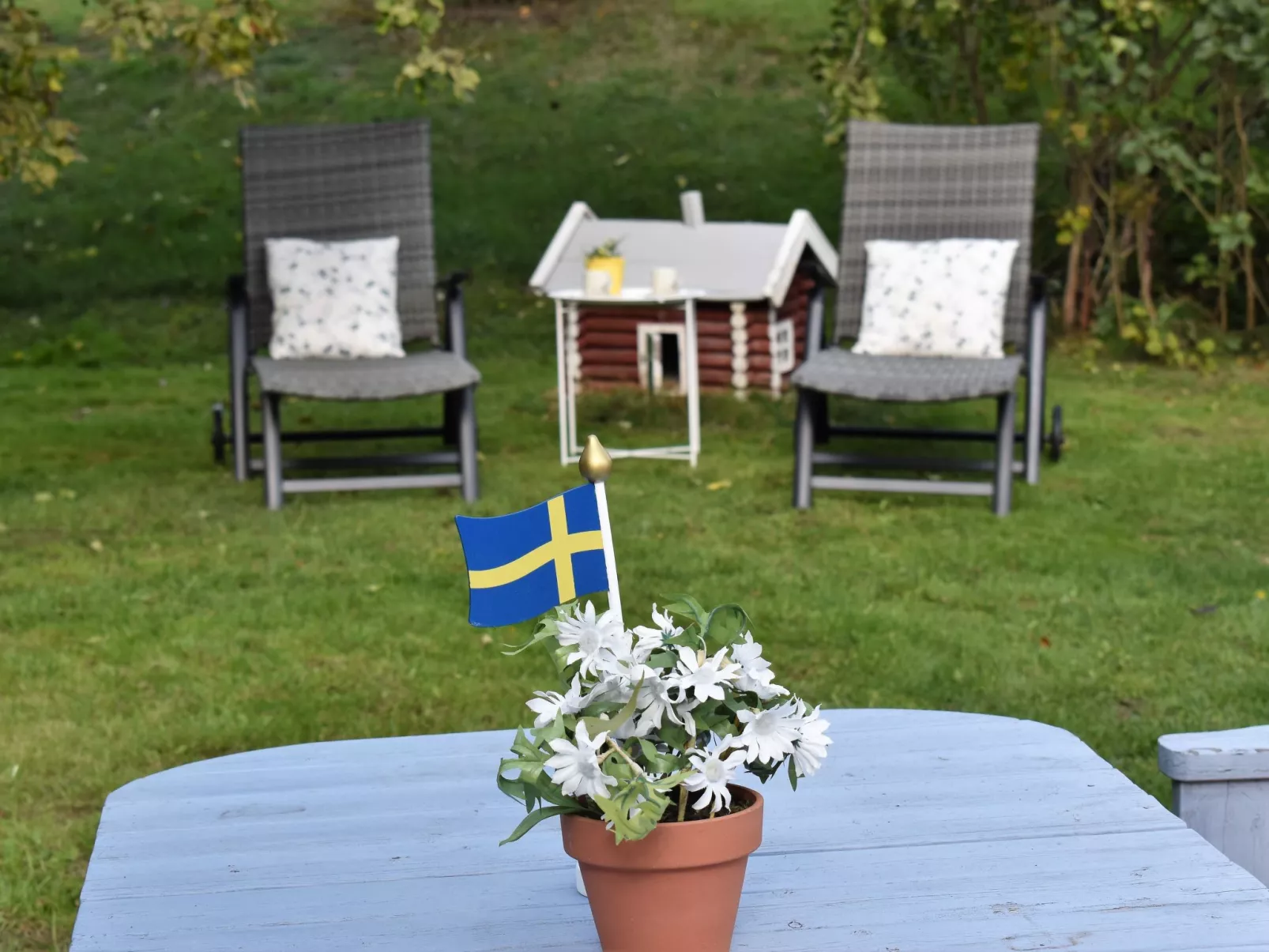 Typisch schwedisches Ferienhaus mit Garten-Buiten