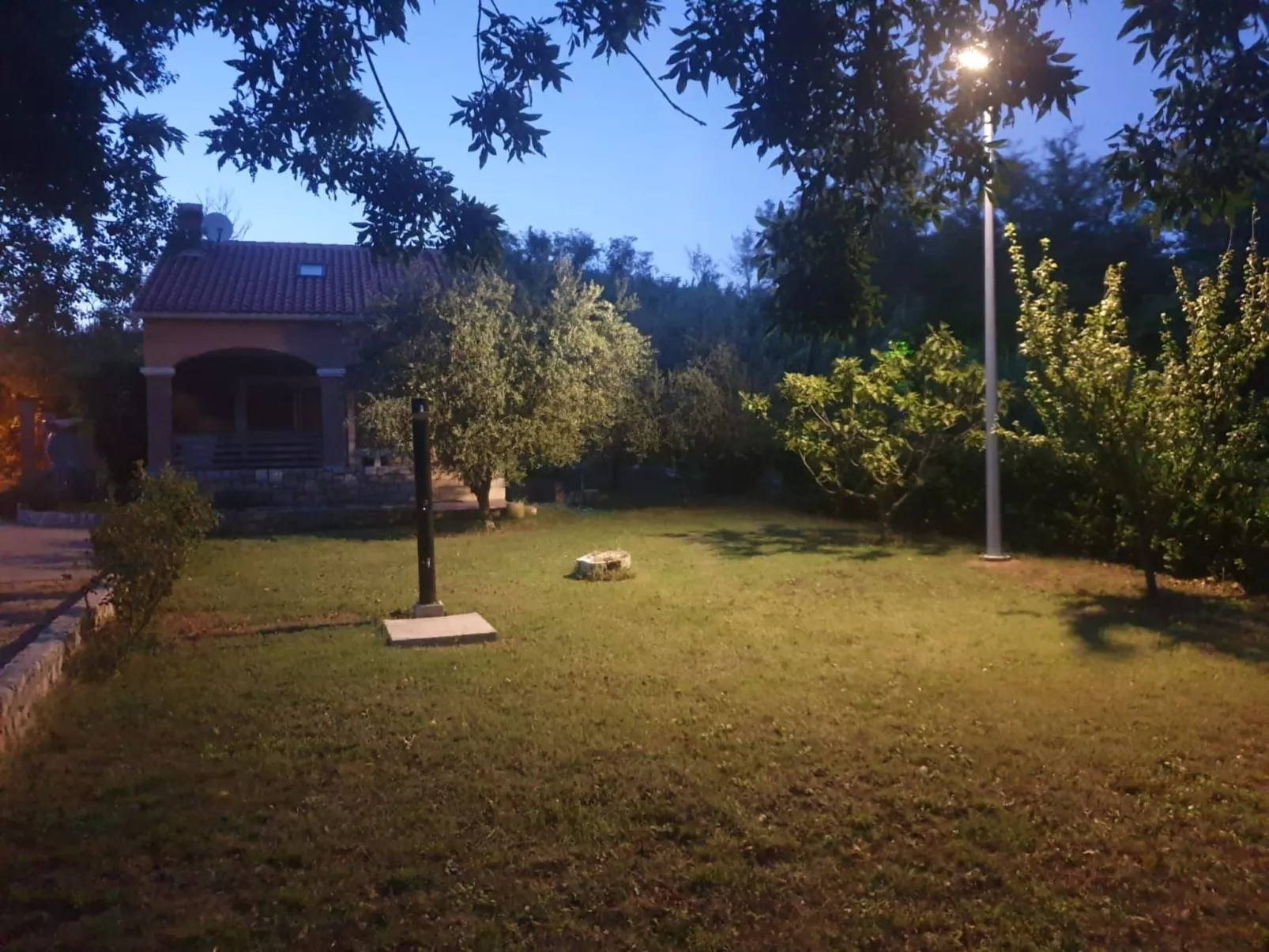 Am Fluss gelegenes Haus mit Galerieschlafplätzen-Buiten