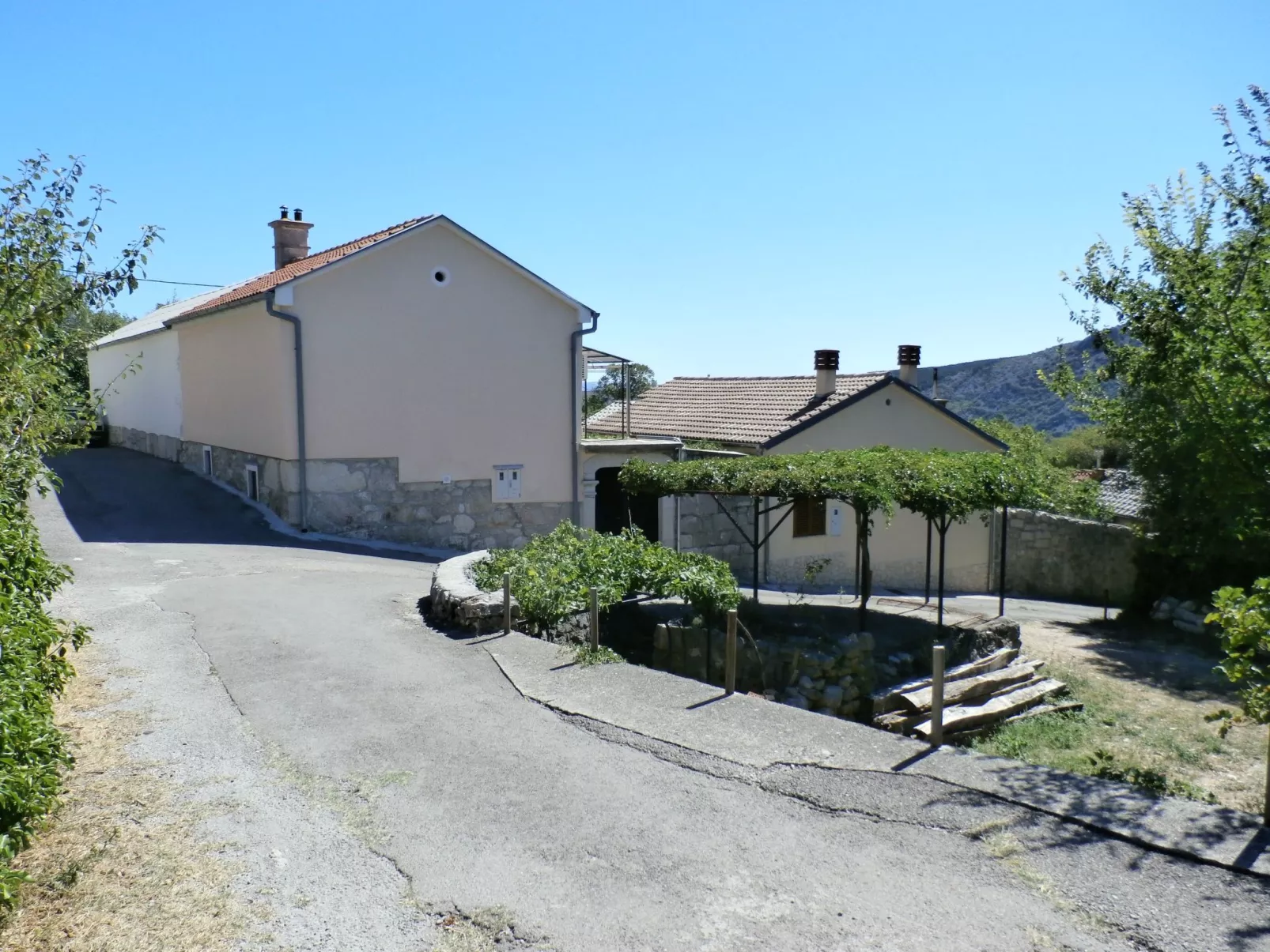 Geräumige Villa mit drei Schlafzimmern und einem ruhigen Garten-Buiten