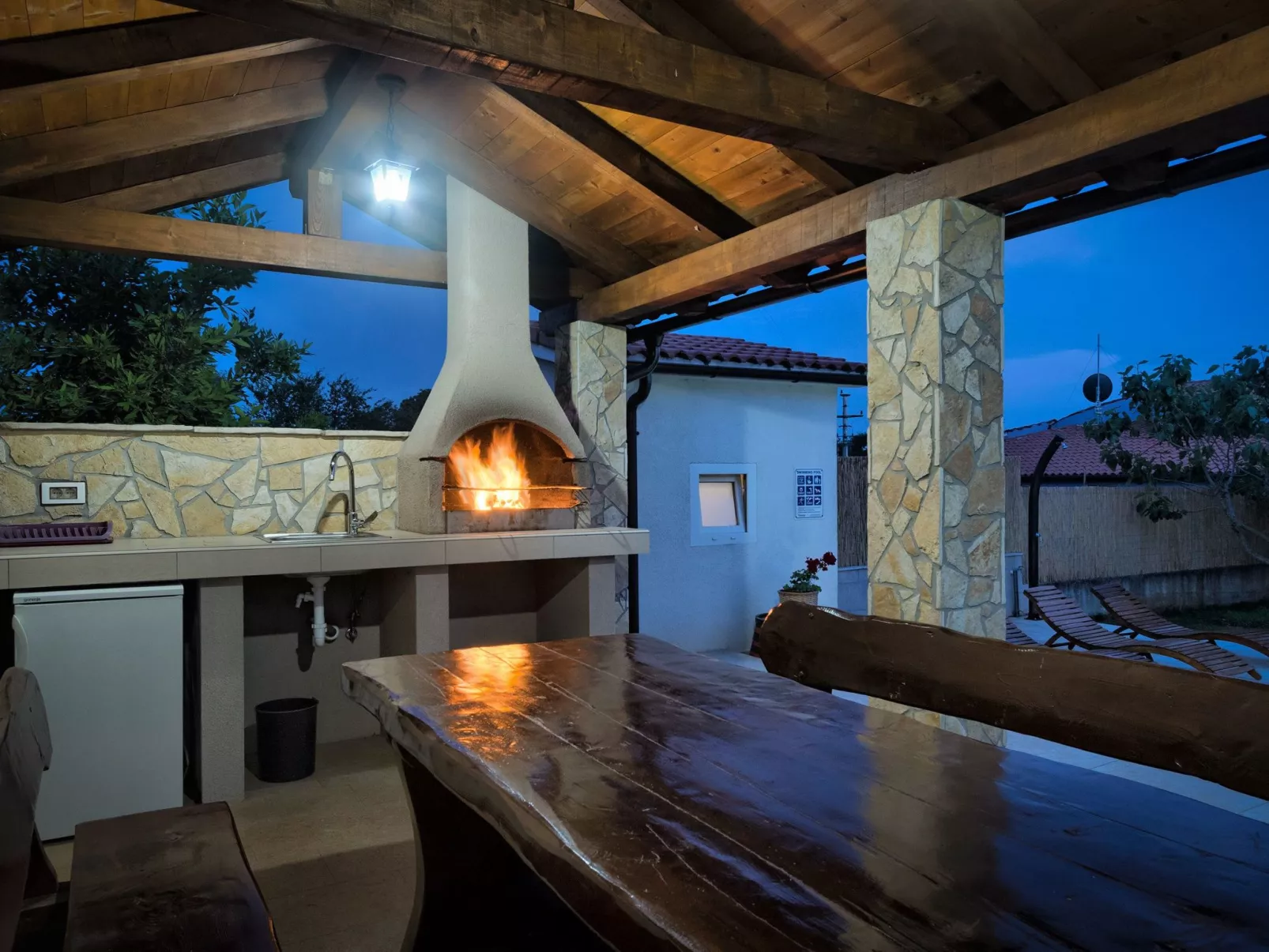 Haus Daniela mit überdachter Terrasse und Pool-Buiten