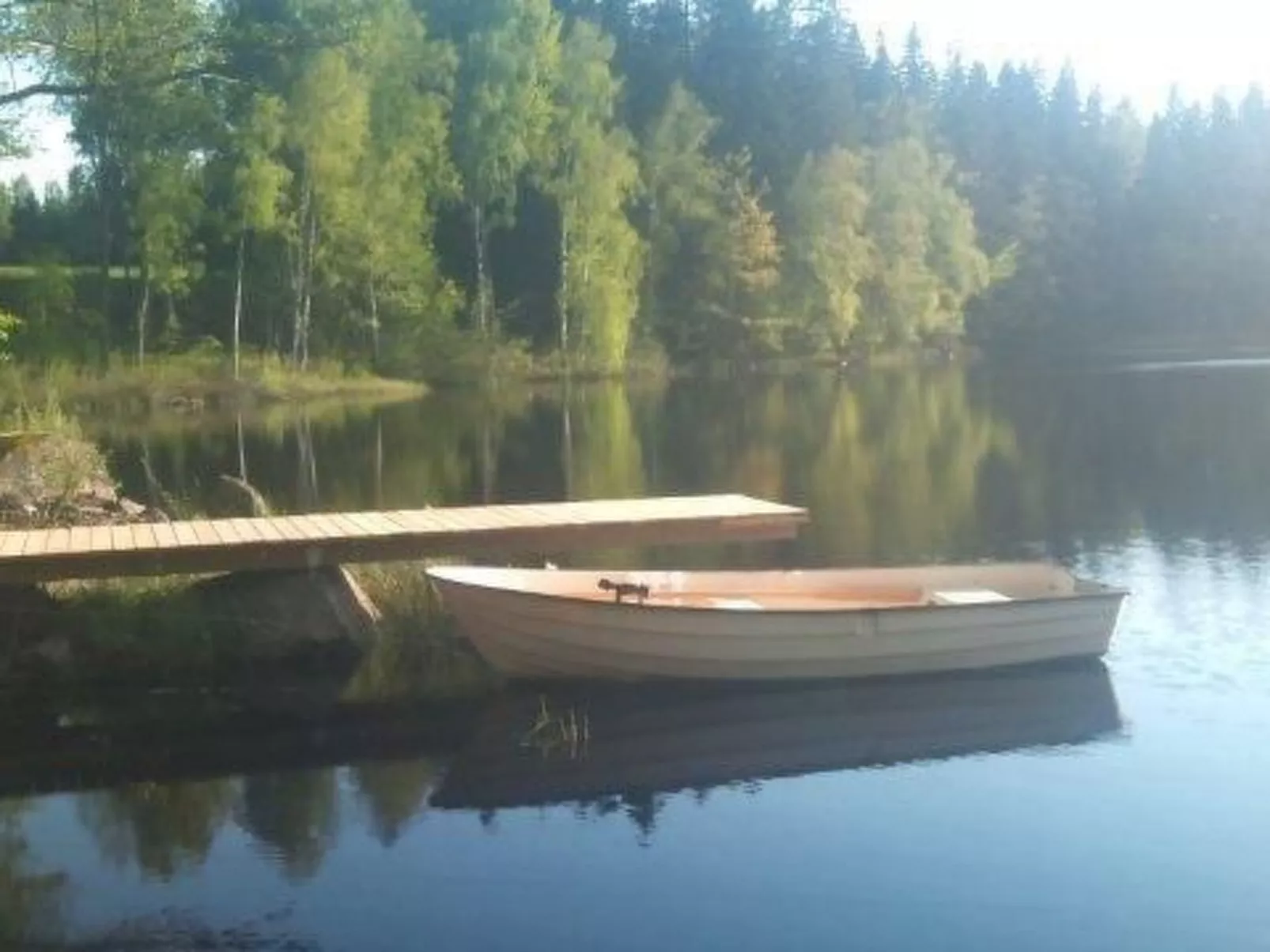 Modernes Haus mit hellem Dekor, mit Blick auf den See-Buiten