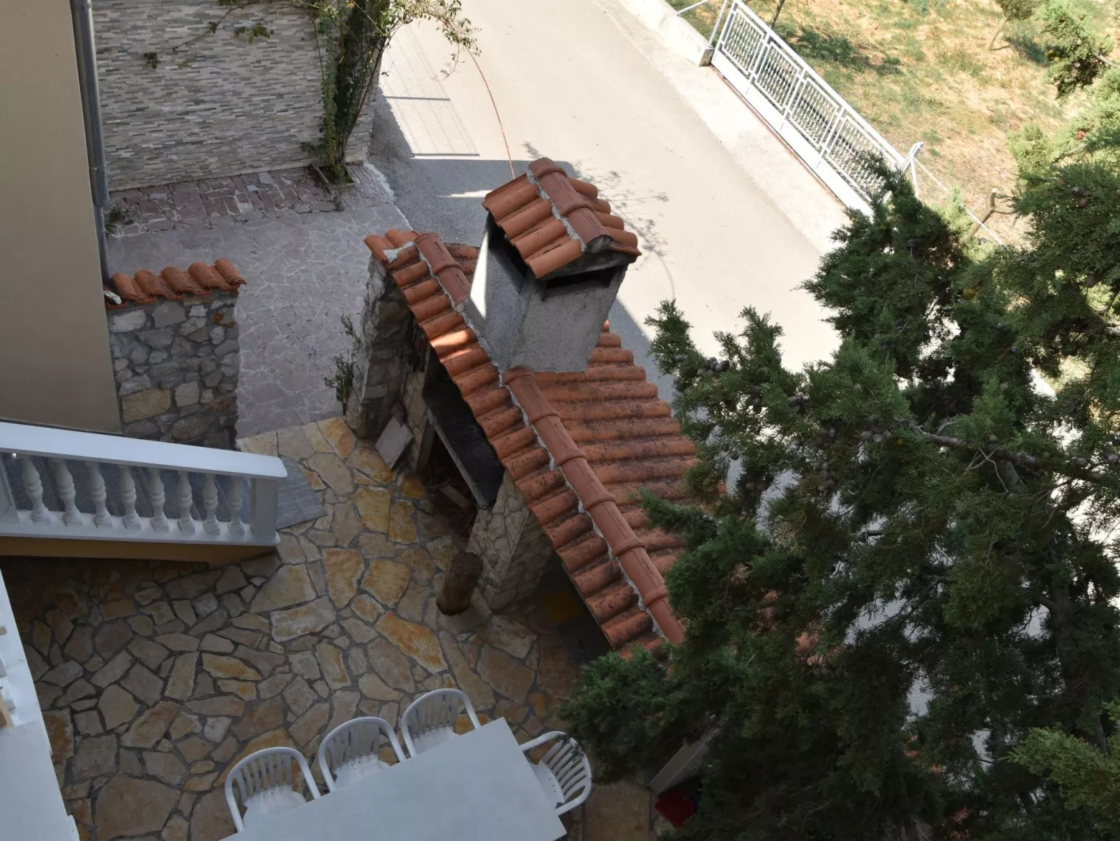 Ruhige Ferienwohnung mit Terrasse und Garten-Buiten