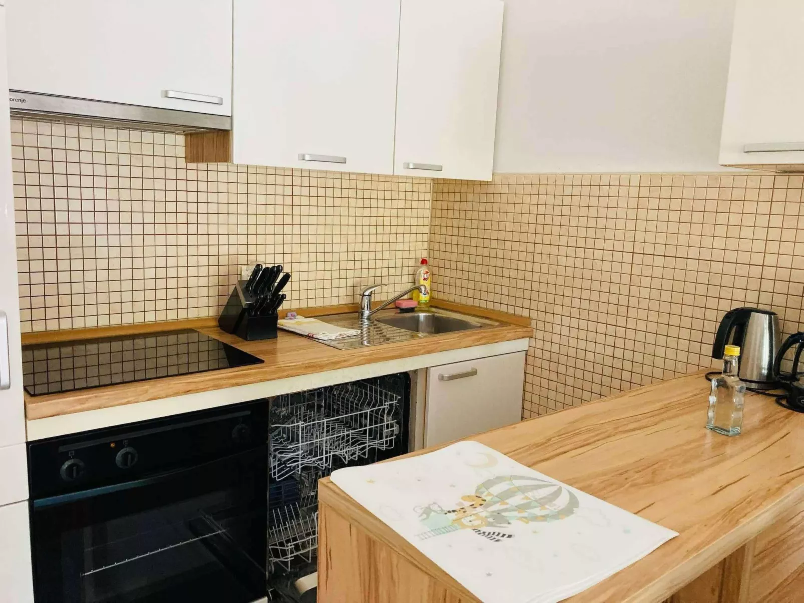 In Povlja mit gemeinschaftlichem Parkplatz-Binnen