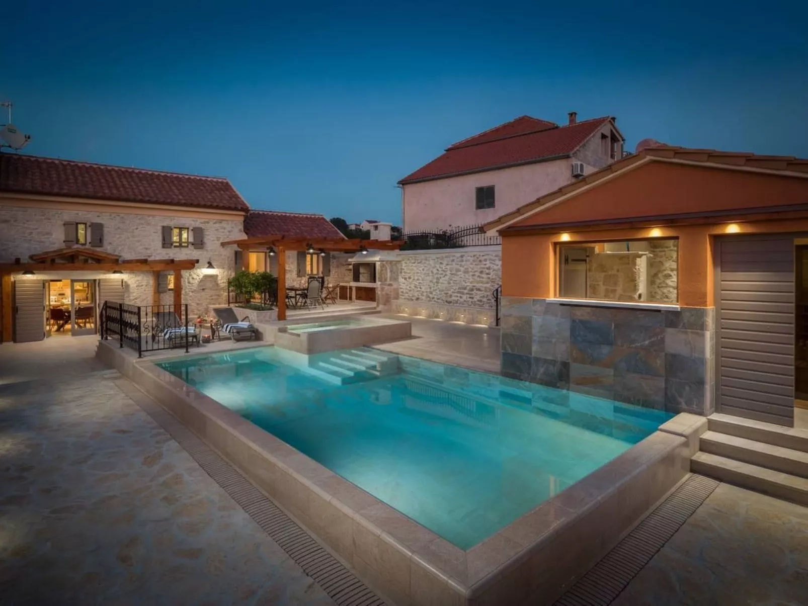 Villa Josipovi Dvori-Buiten