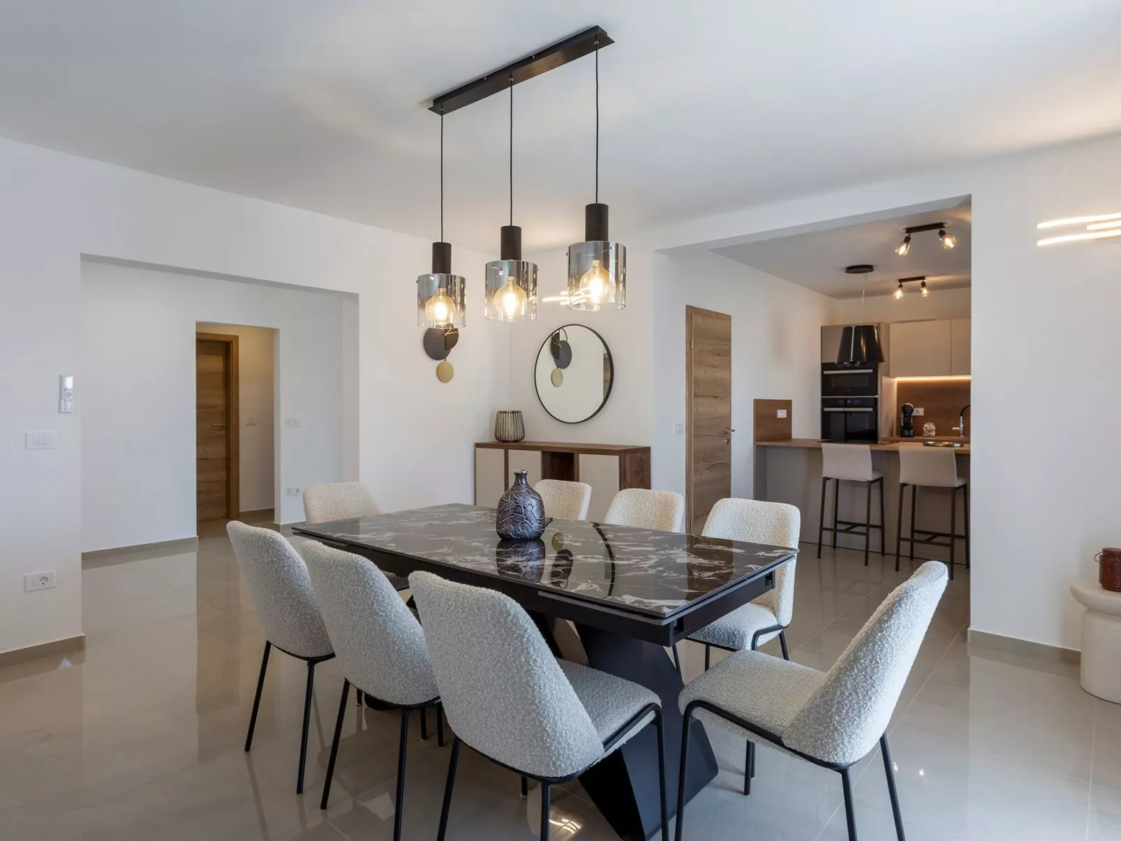 "Luxuriöse App. mit Pool"-Binnen