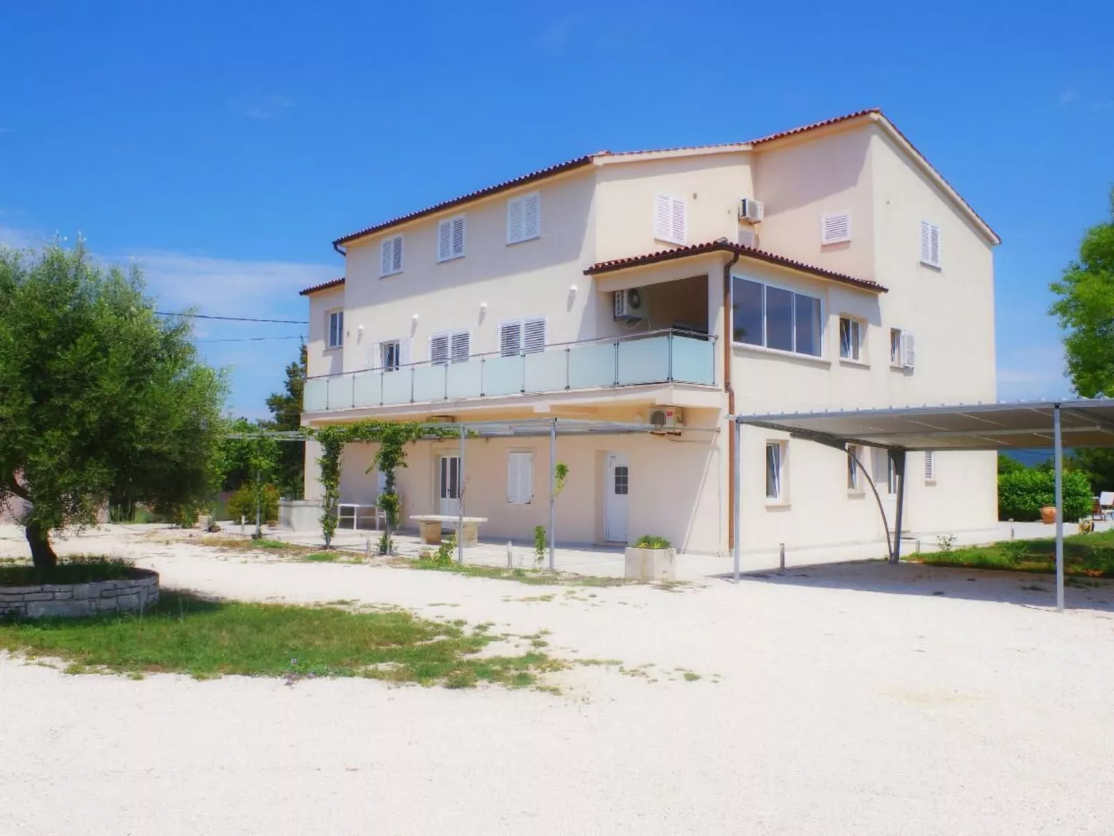 Appartement in Rakalj mit gemeinsamem Pool, Terrasse und Grill-Buiten