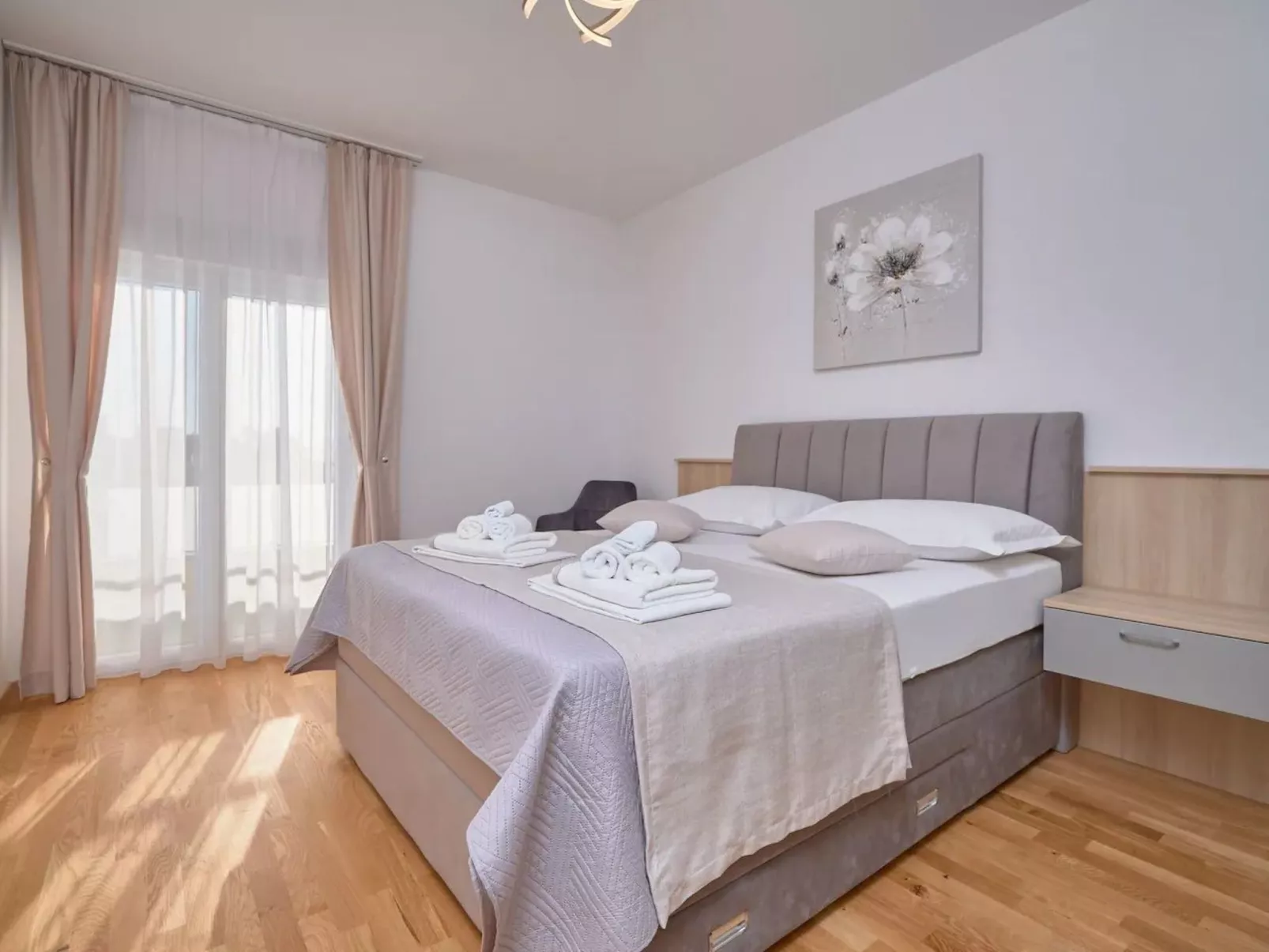 M Ganze Etage in einem geräumigen Haus mit Pool-Binnen