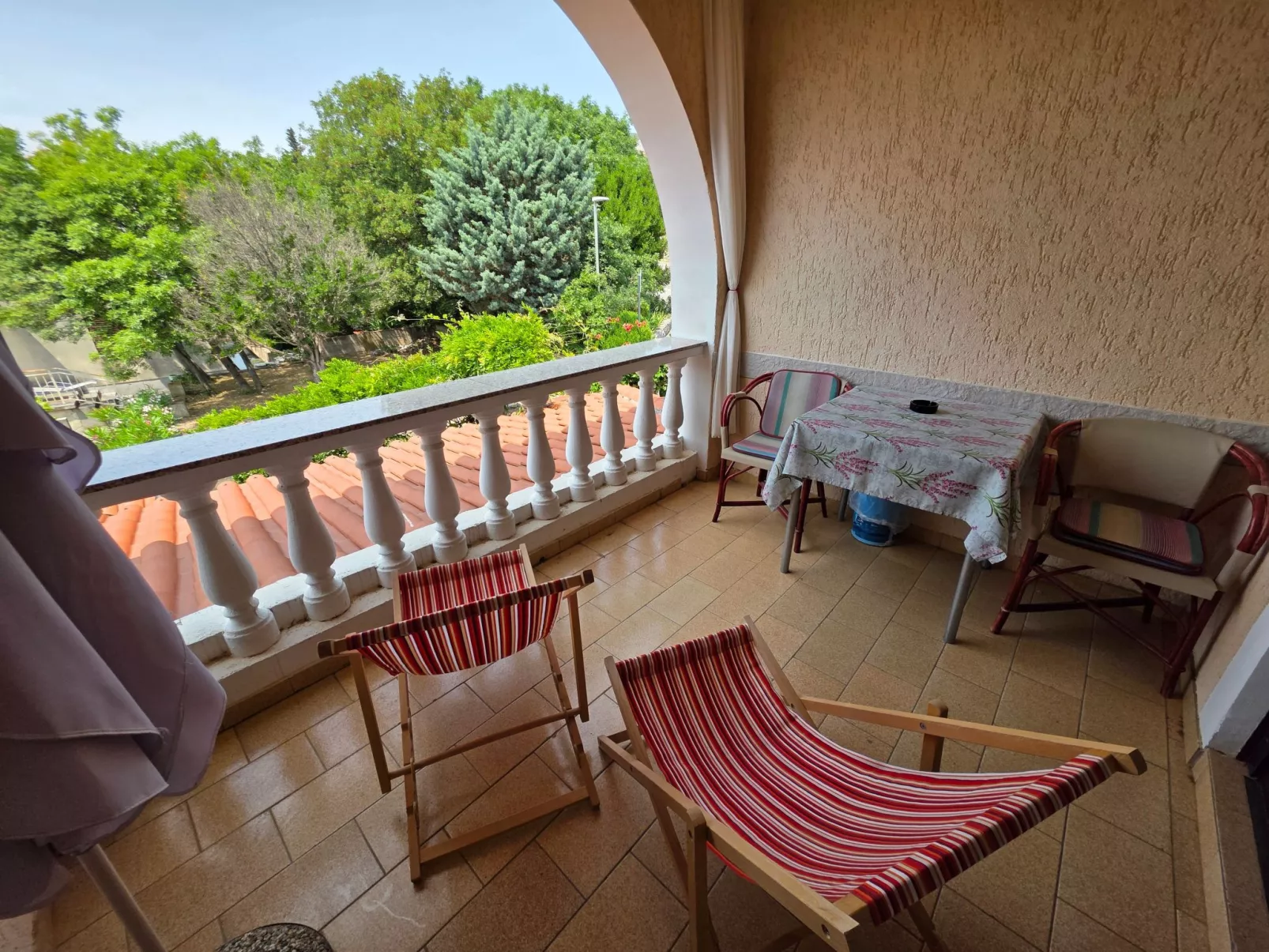 Appartement mit Balkon - gemeinsamer Pool und Terrasse-Binnen