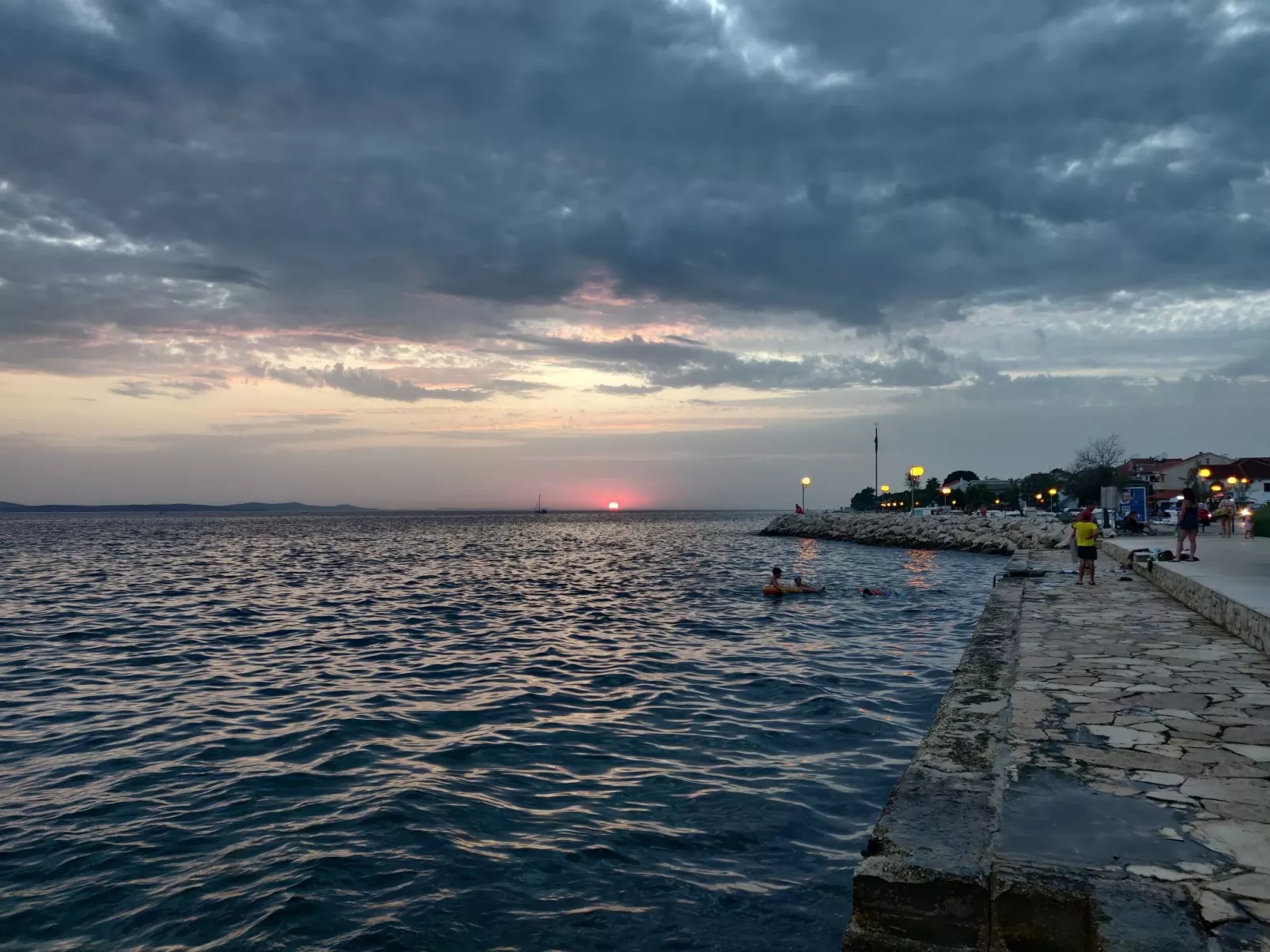 Große Ferienwohnung in Zadar mit Privatem Balkon-Buiten