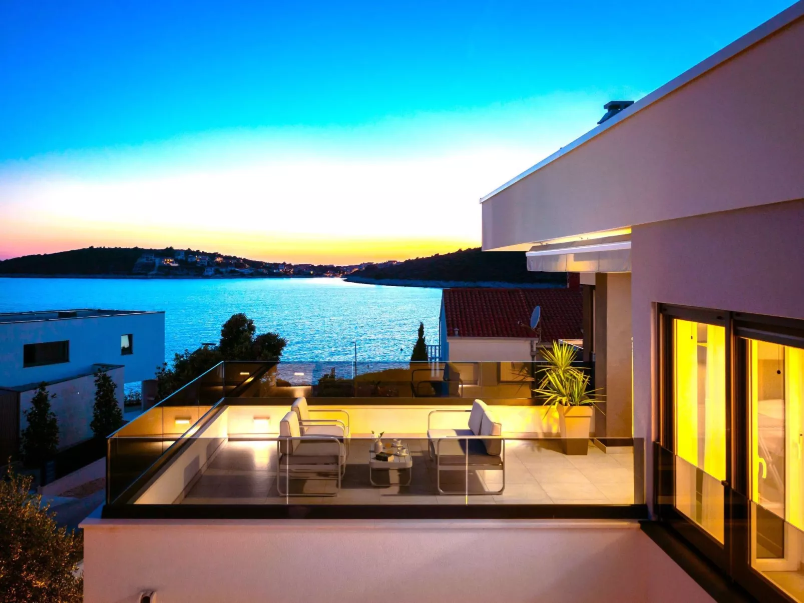 Luxuriöse Villa Dolce Vita direkt am Meer mit privatem Pool und Parkplatz-Image-tags.info