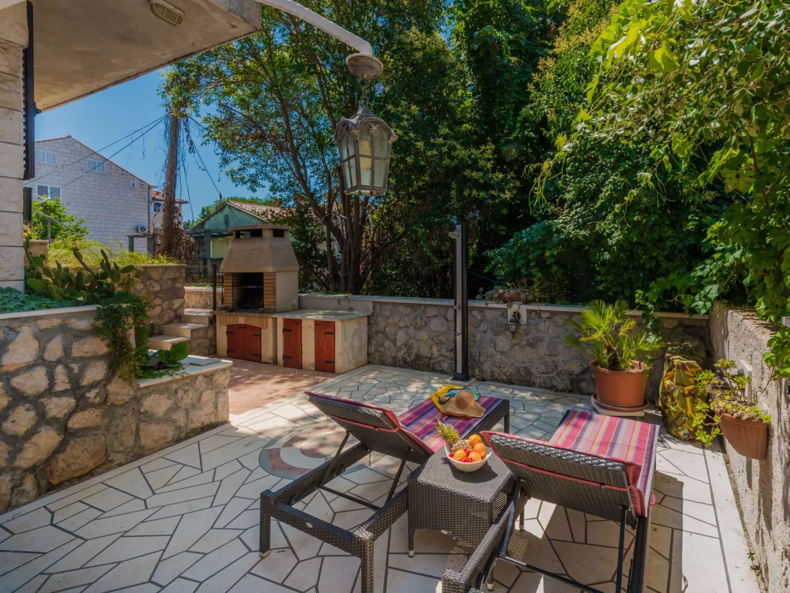 Ivona mit Terrasse und Außendusche-Buiten