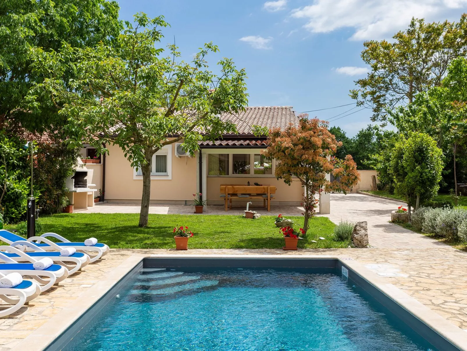 Ferienvilla Darko mit Schwimmbad-Buiten