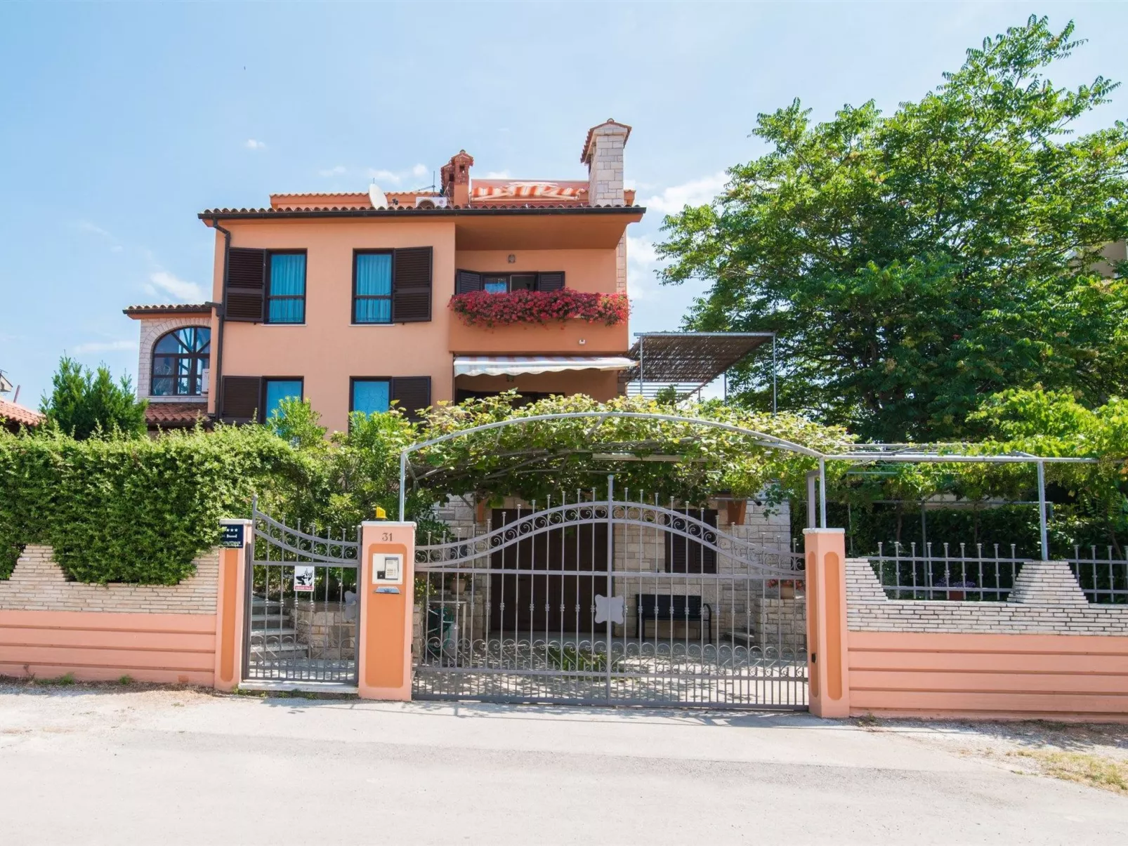 Elegantes Familienappartement mit privatem Pool-Image-tags.info