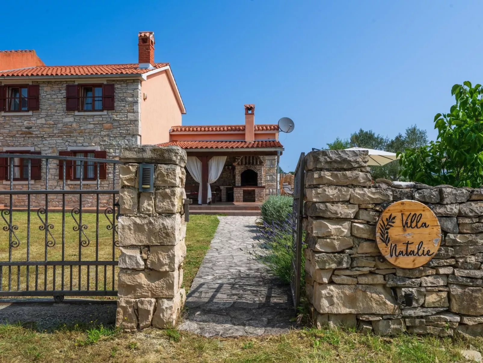 Villa mit privatem Pool und großem Garten-Buiten