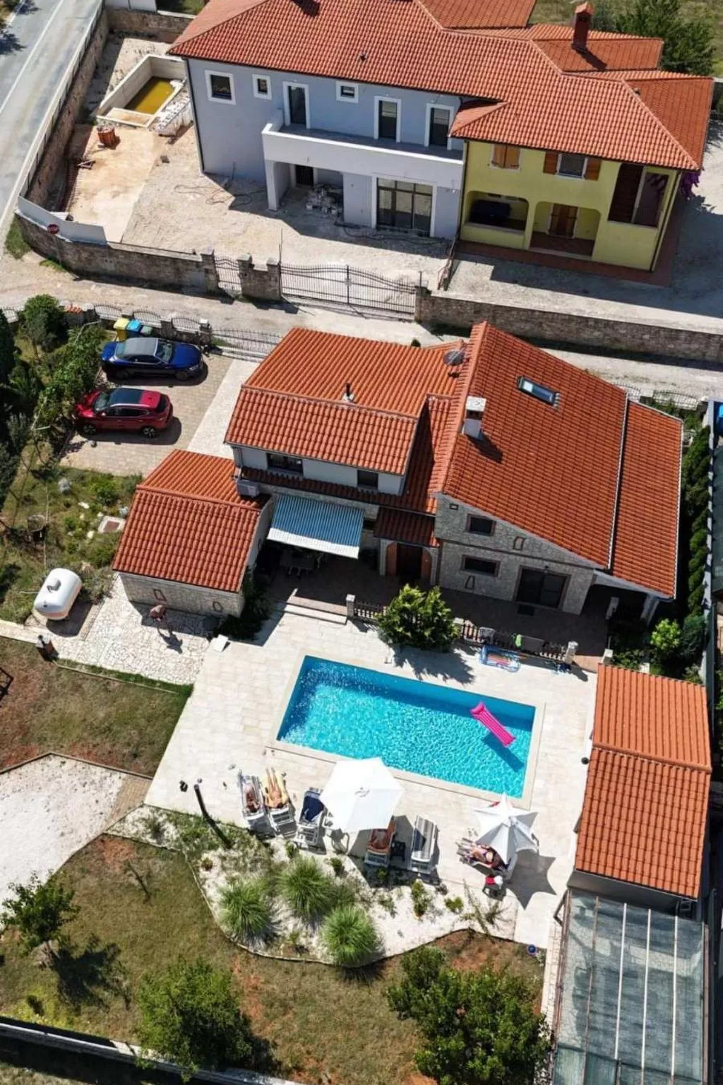 Geräumiges Ferienhaus mit 4 Schlafzimmern und privatem Pool-Buiten
