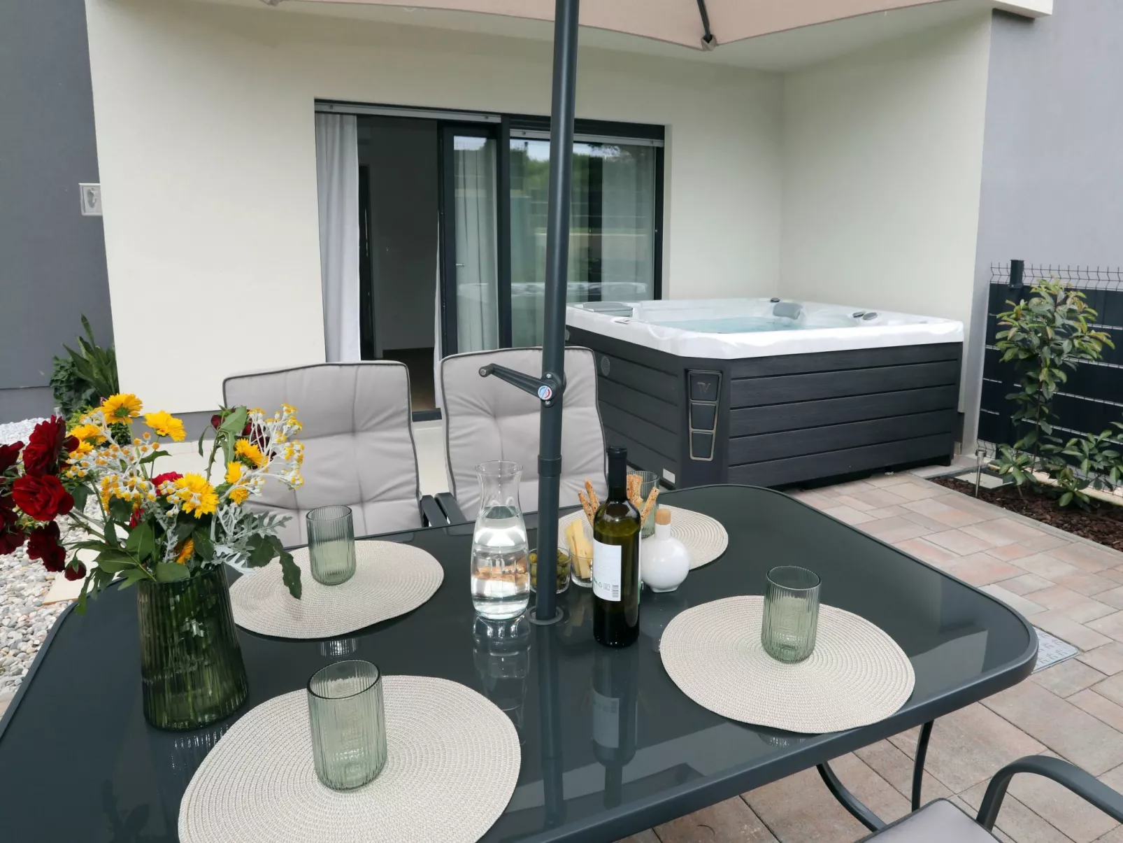 Luxus-Appartement mit Jacuzzi, Parkplatz und Garten-Buiten