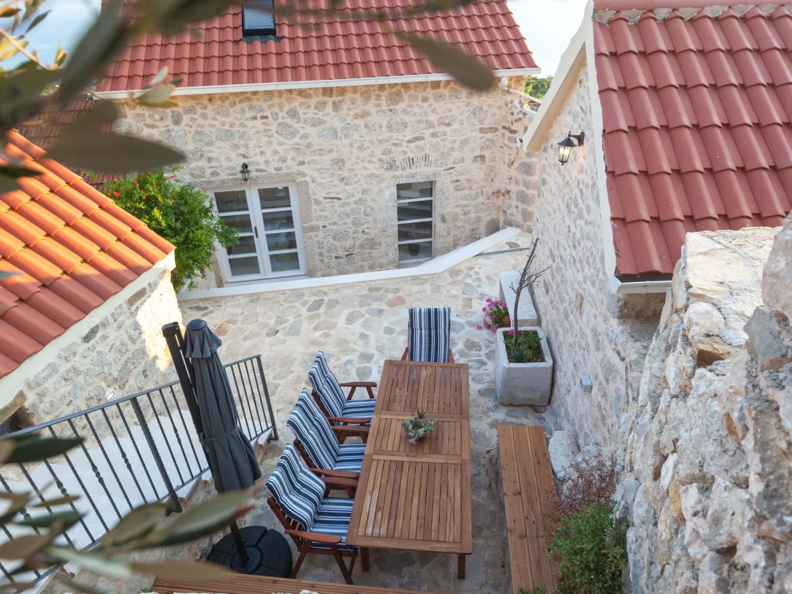 Wunderschöne Steinvilla mit tollem Ausblick-Buiten