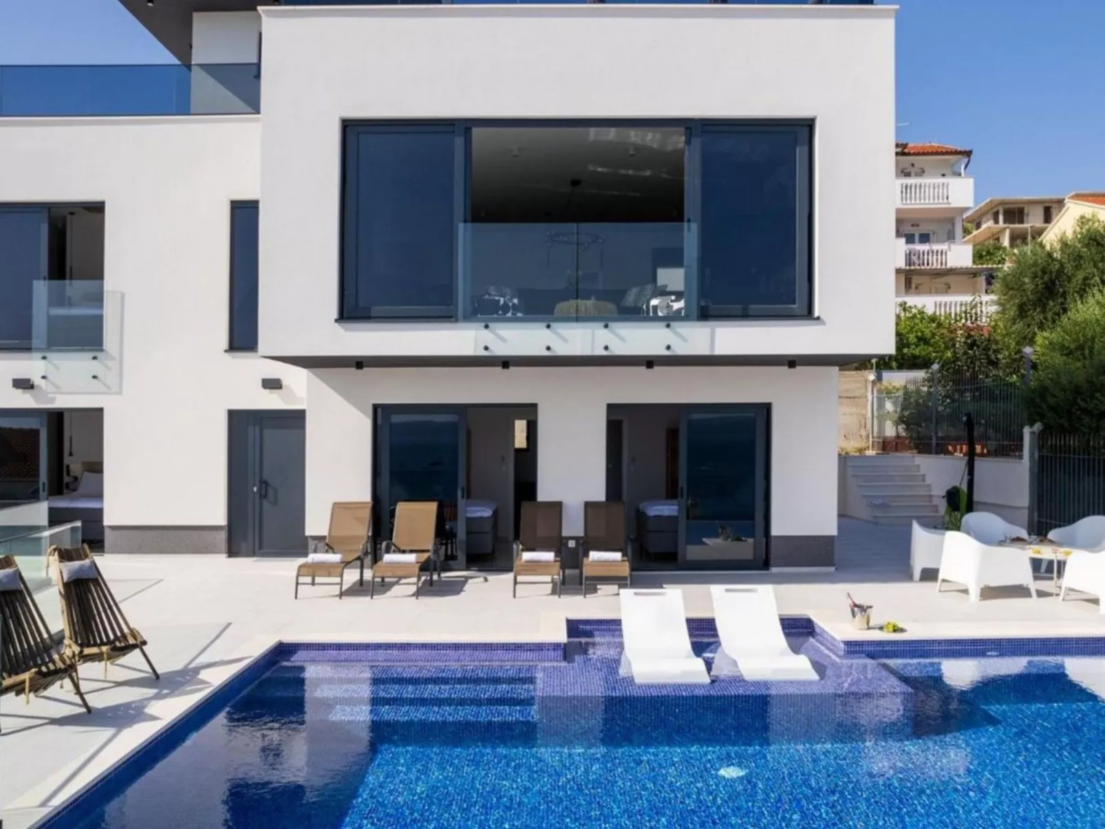 Villa Julian mit beheiztem Pool-Buiten