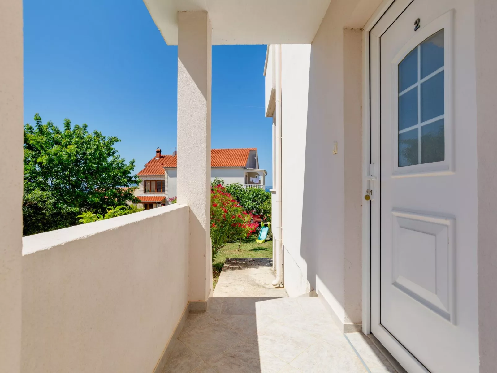 "Lenko 2" mit Blick auf das Wasser-Image-tags.info