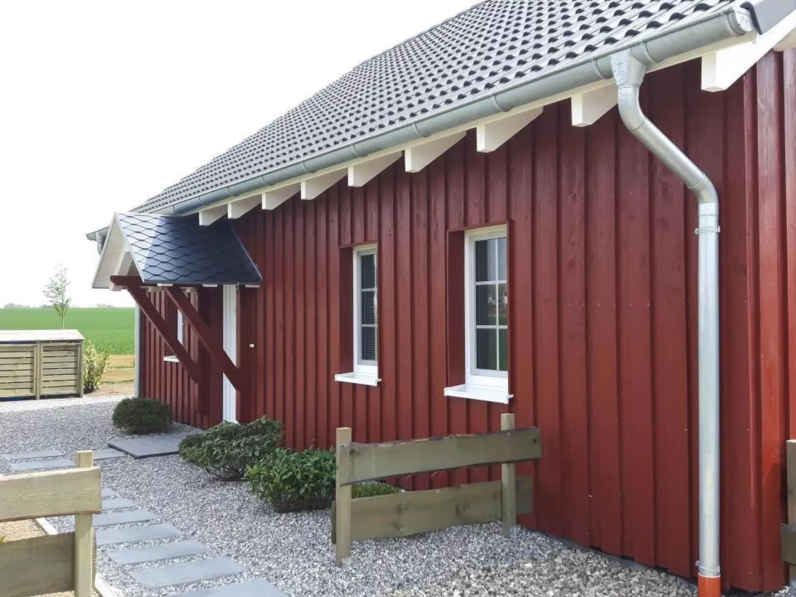 Schwedenhaus Zierow mit Terrasse und Grill-Buiten