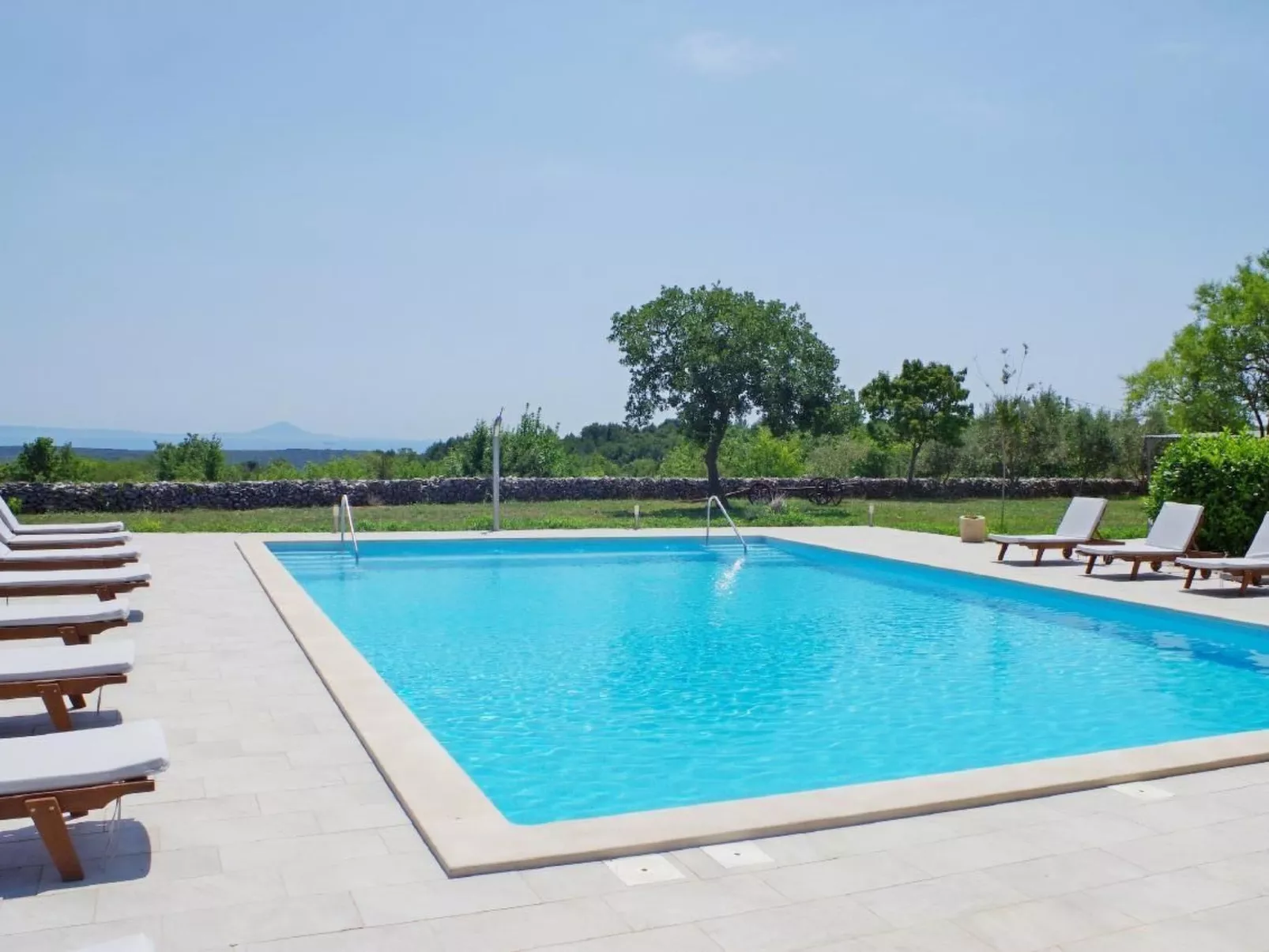 In Rakalj mit Grill, Garten und Terrasse-Buiten