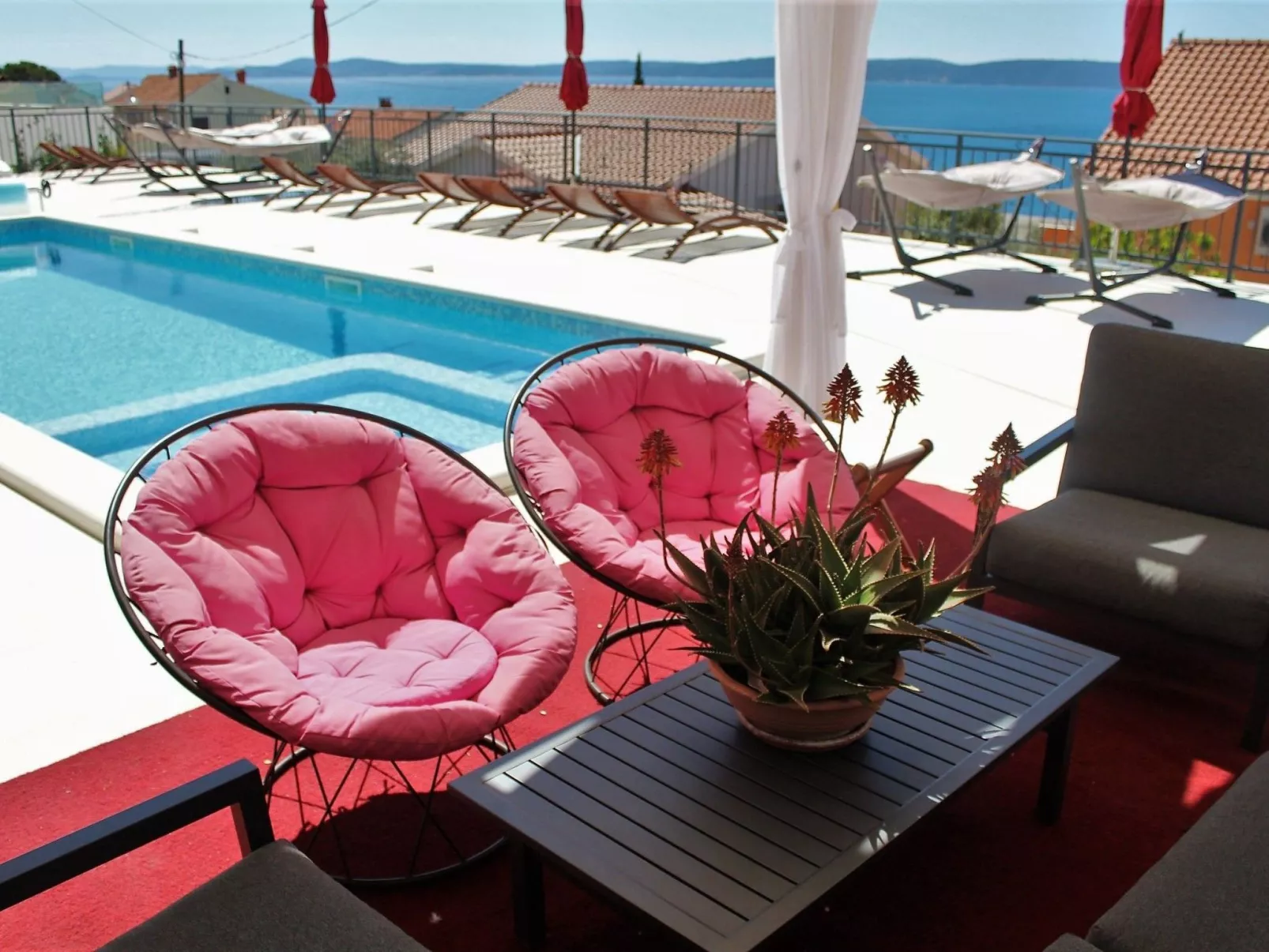 Beheiztes Schwimmbad, schattige Terrasse mit Meerblick