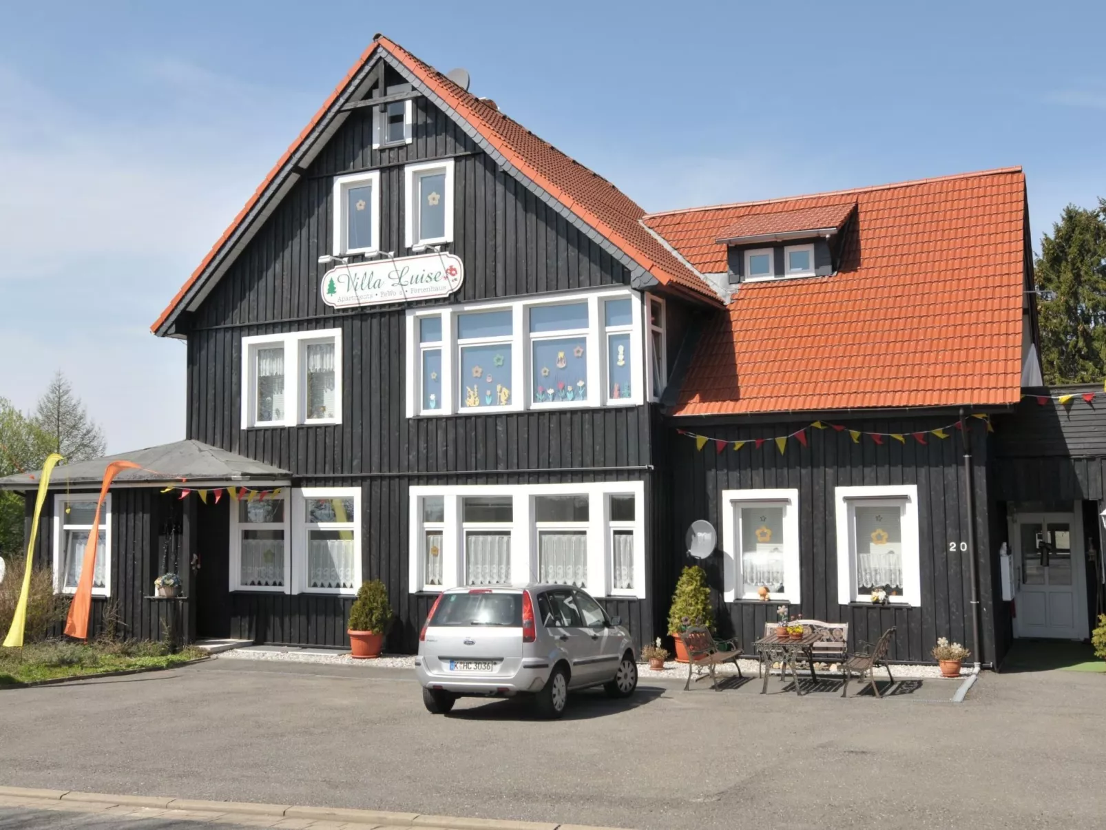 Große und moderne Ferienwohnung im Erdgeschoss-Buiten