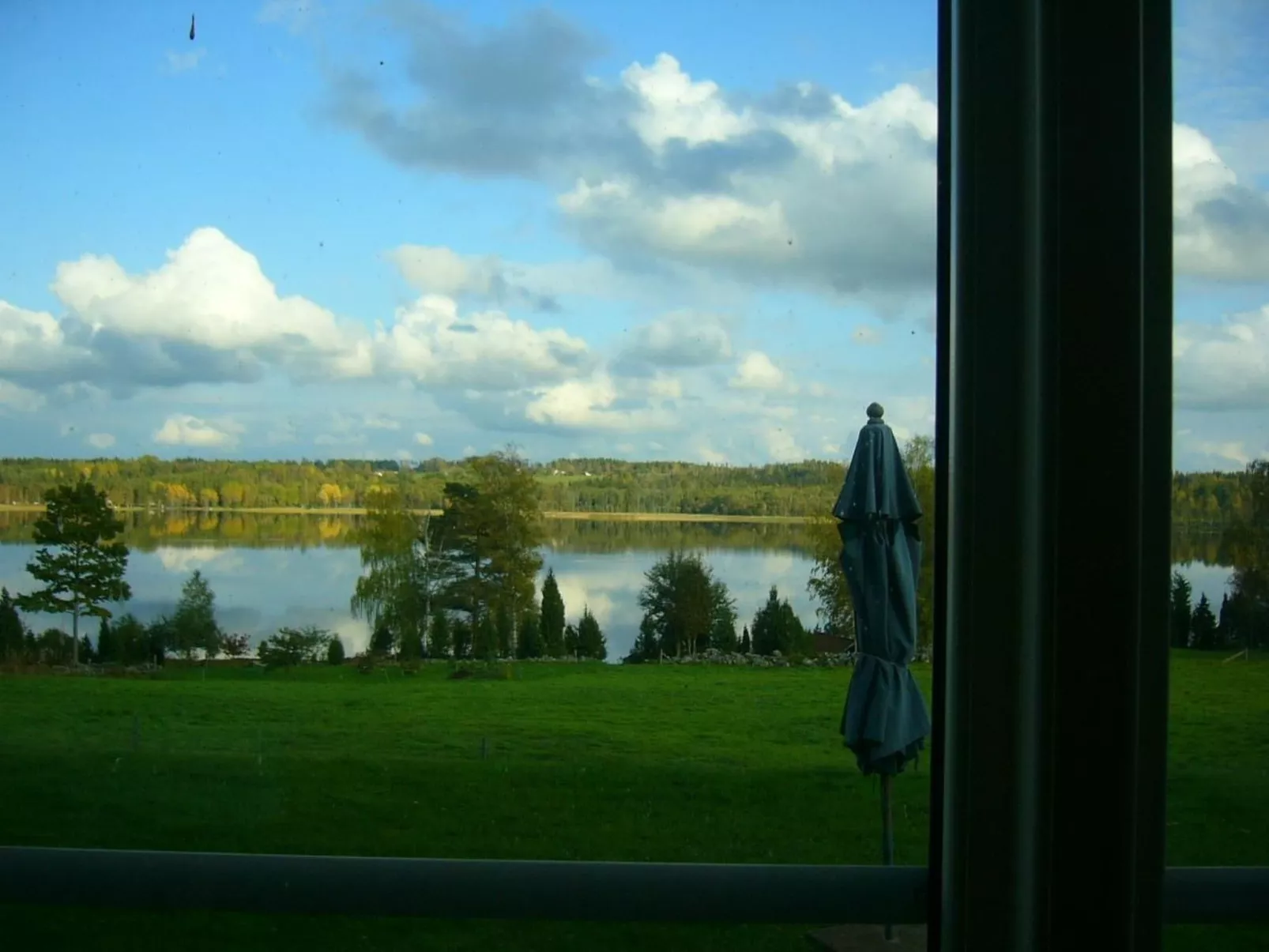 Haus mit toller Aussicht an einem schönen See-Buiten