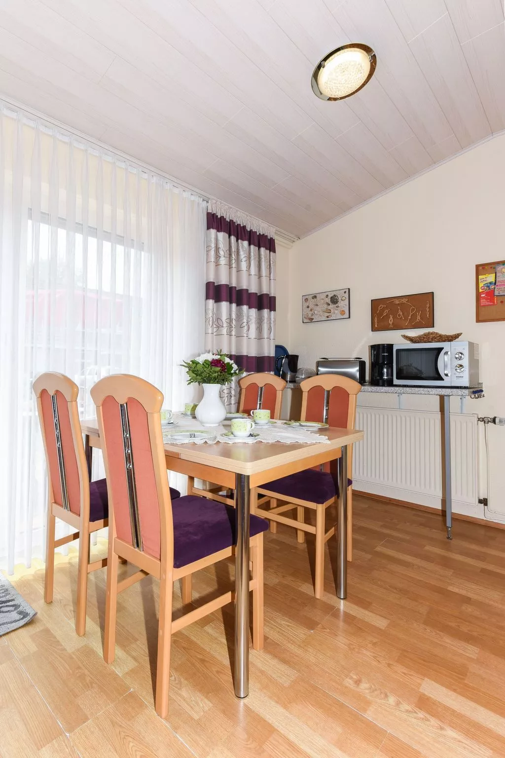 Strandnahes Ferienhaus mit Kinderspielplatz-Binnen