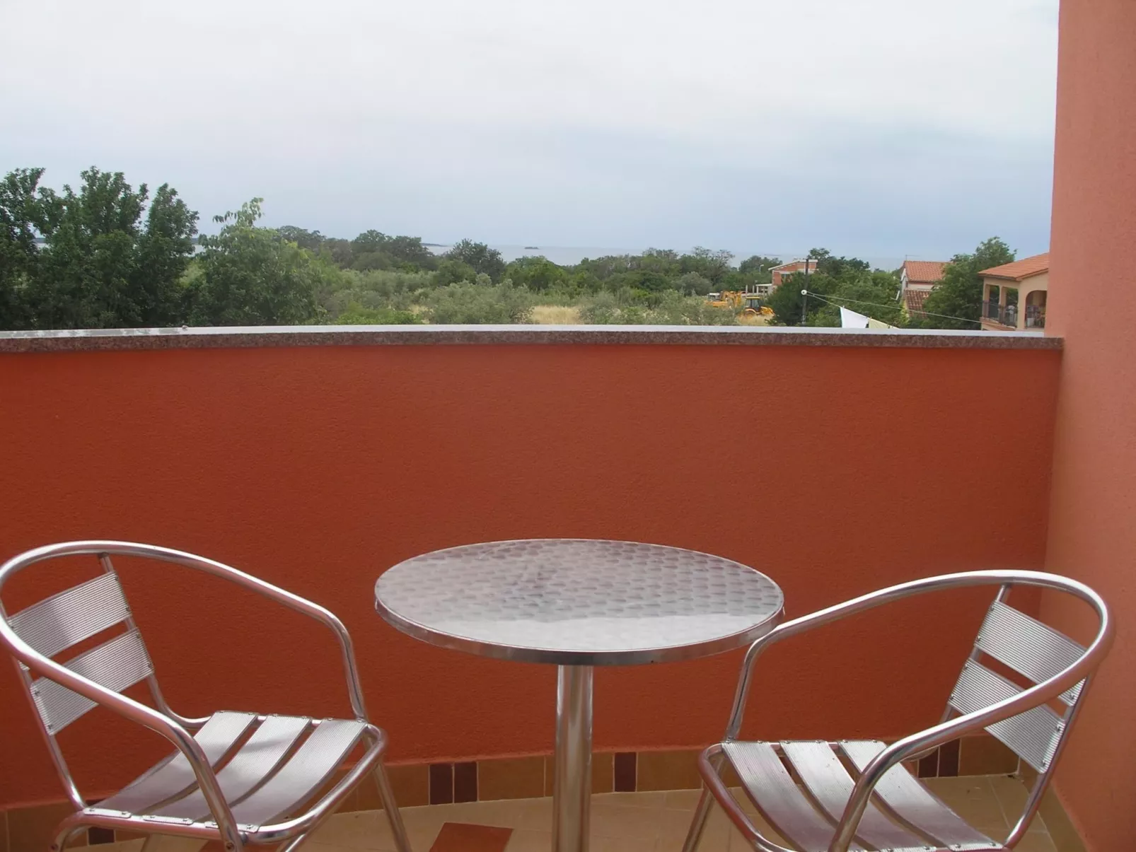 Ruhiges Ferienhaus mit Balkon und Garten-Buiten