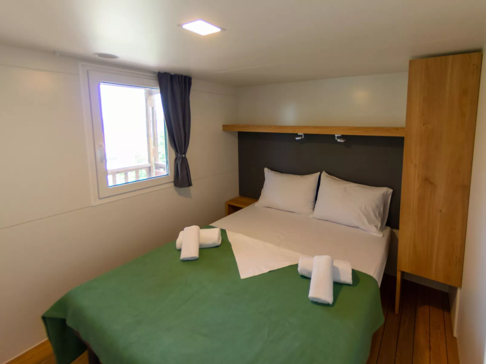 Mobilheim mit gemeinschaftlichem Pool-Binnen