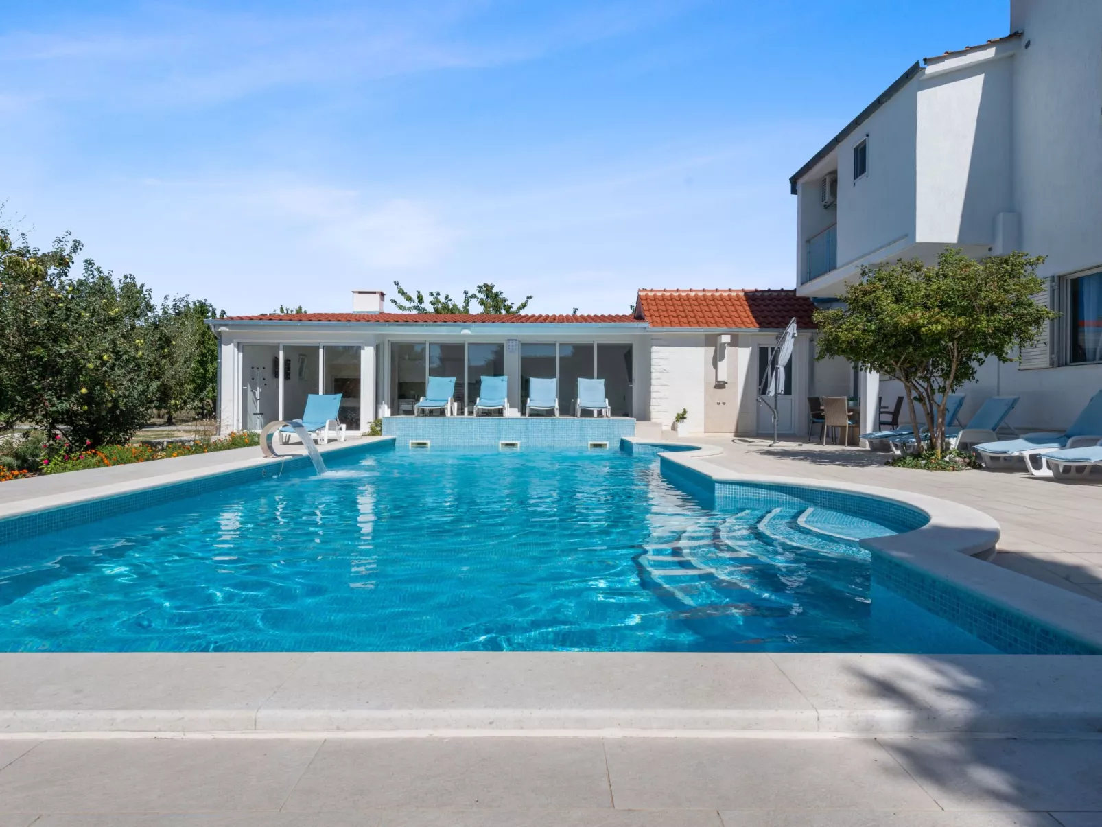 Anwesen "Villa Almas, Sauna, Fitnessraum, Multisport-Buiten