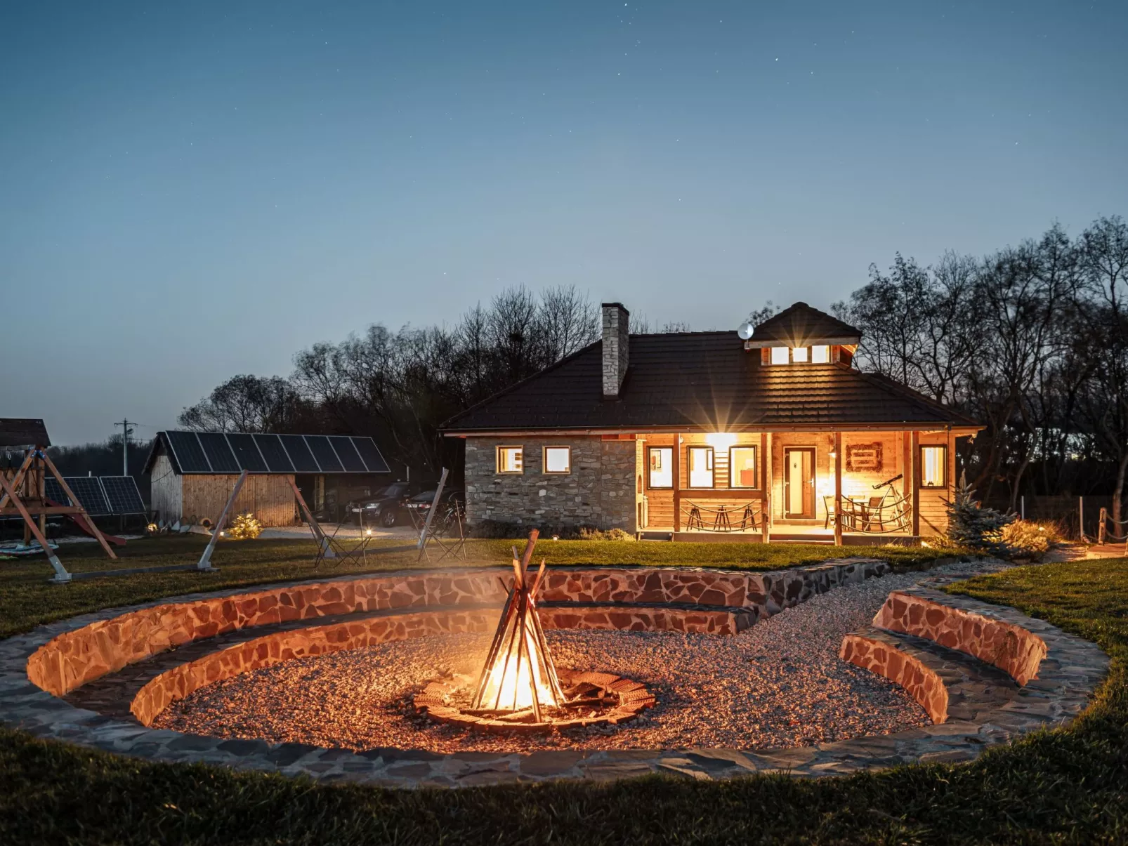 Kleines Haus mit Werkstatt-Buiten