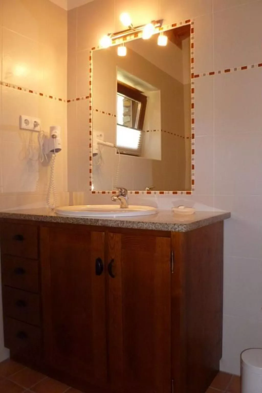 Mit Sonnenterrasse und großem Garten-Binnen