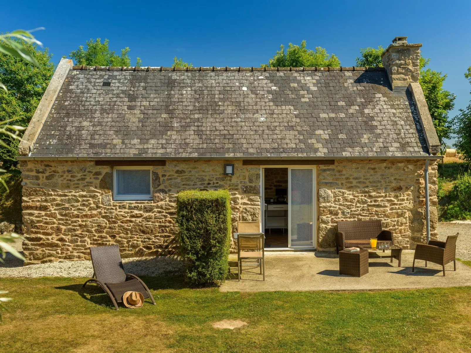 Großes Haus mit überdachtem und beheiztem Swimmingpool-Buiten