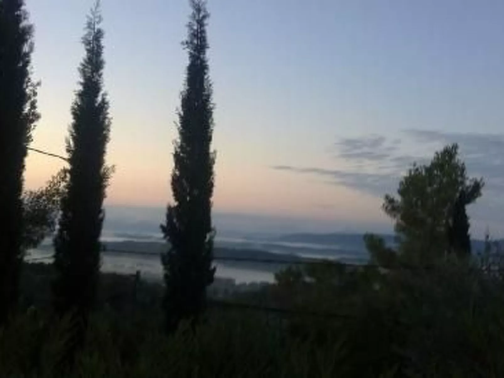 Freistehendes Haus mit großer Terrasse und Panoramablick auf die Landschaft-Image-tags.info