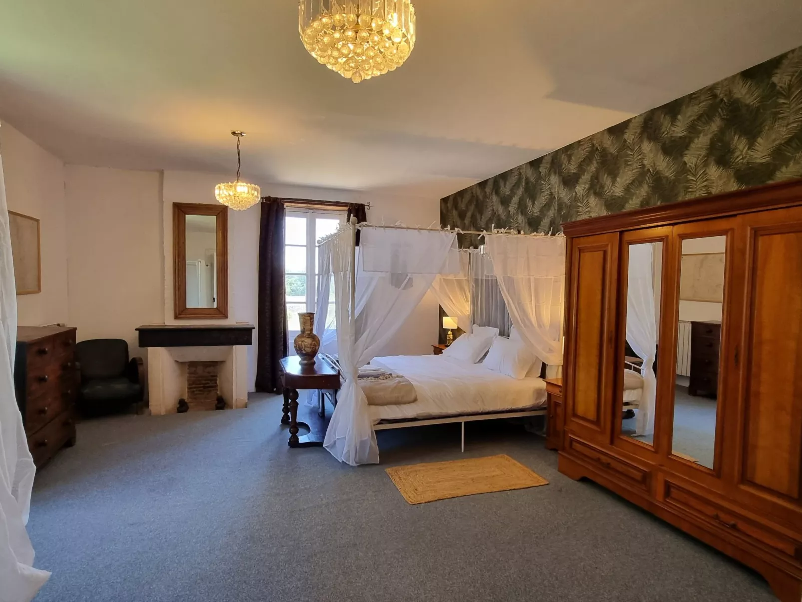 8-Zimmer-Schloss mit Pool und eigenem Park-Binnen